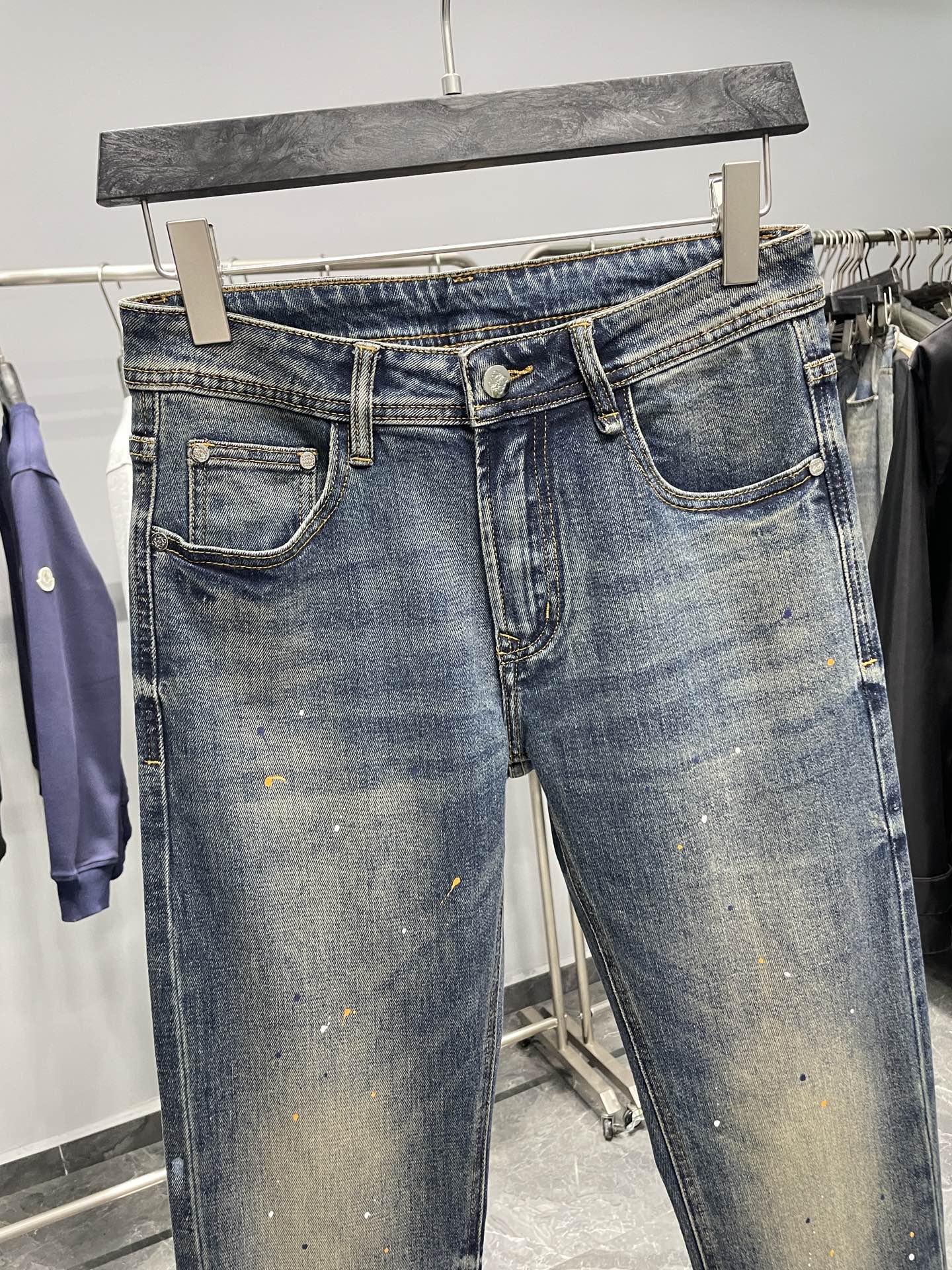 。LW25FW早秋新款复古怀旧水洗丹宁牛仔裤，男士时尚不规则漆点装饰修身直筒牛仔长裤！贸易公司渠道稀出，