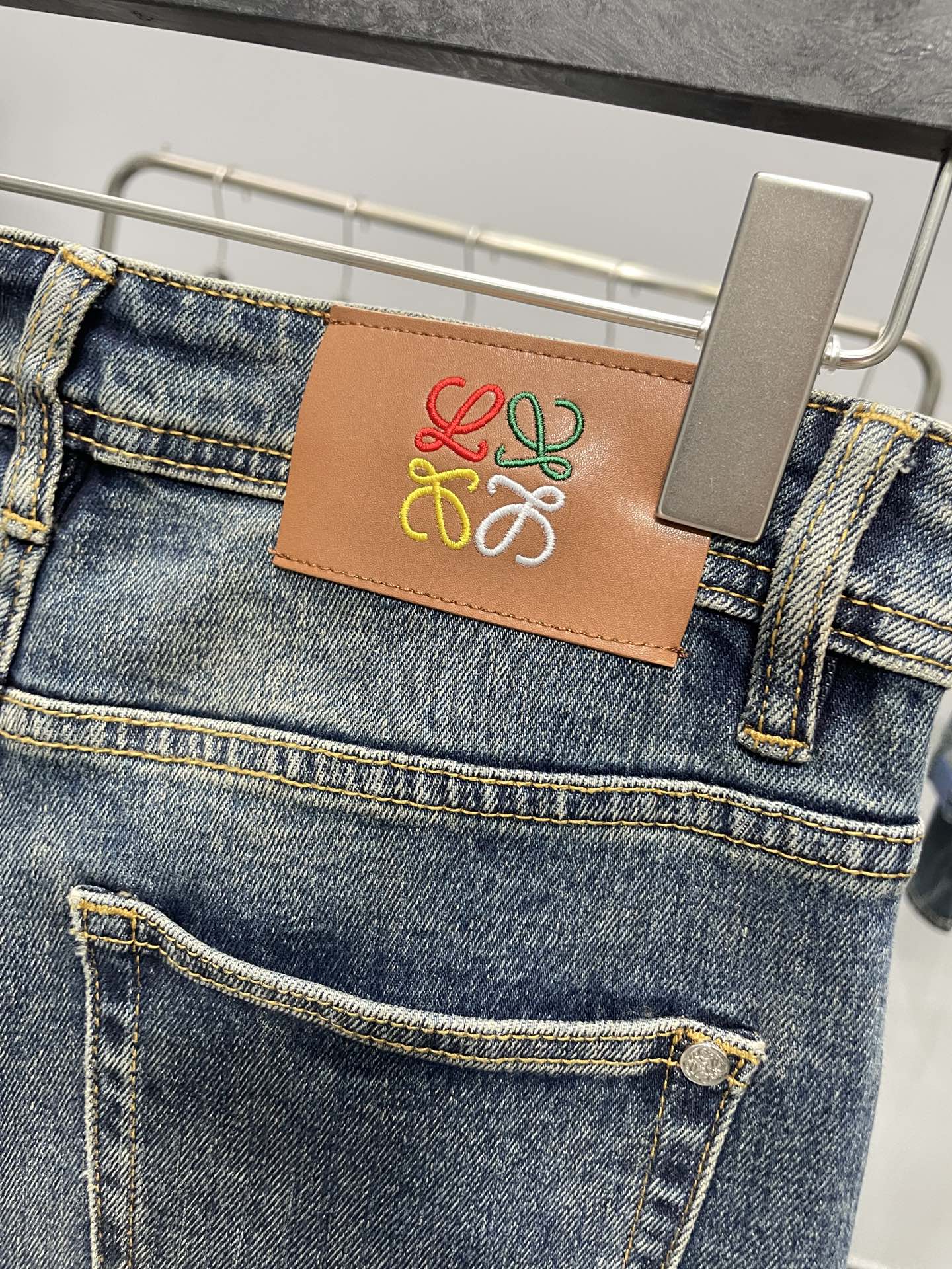 。LW25FW早秋新款复古怀旧水洗丹宁牛仔裤，男士时尚不规则漆点装饰修身直筒牛仔长裤！贸易公司渠道稀出，