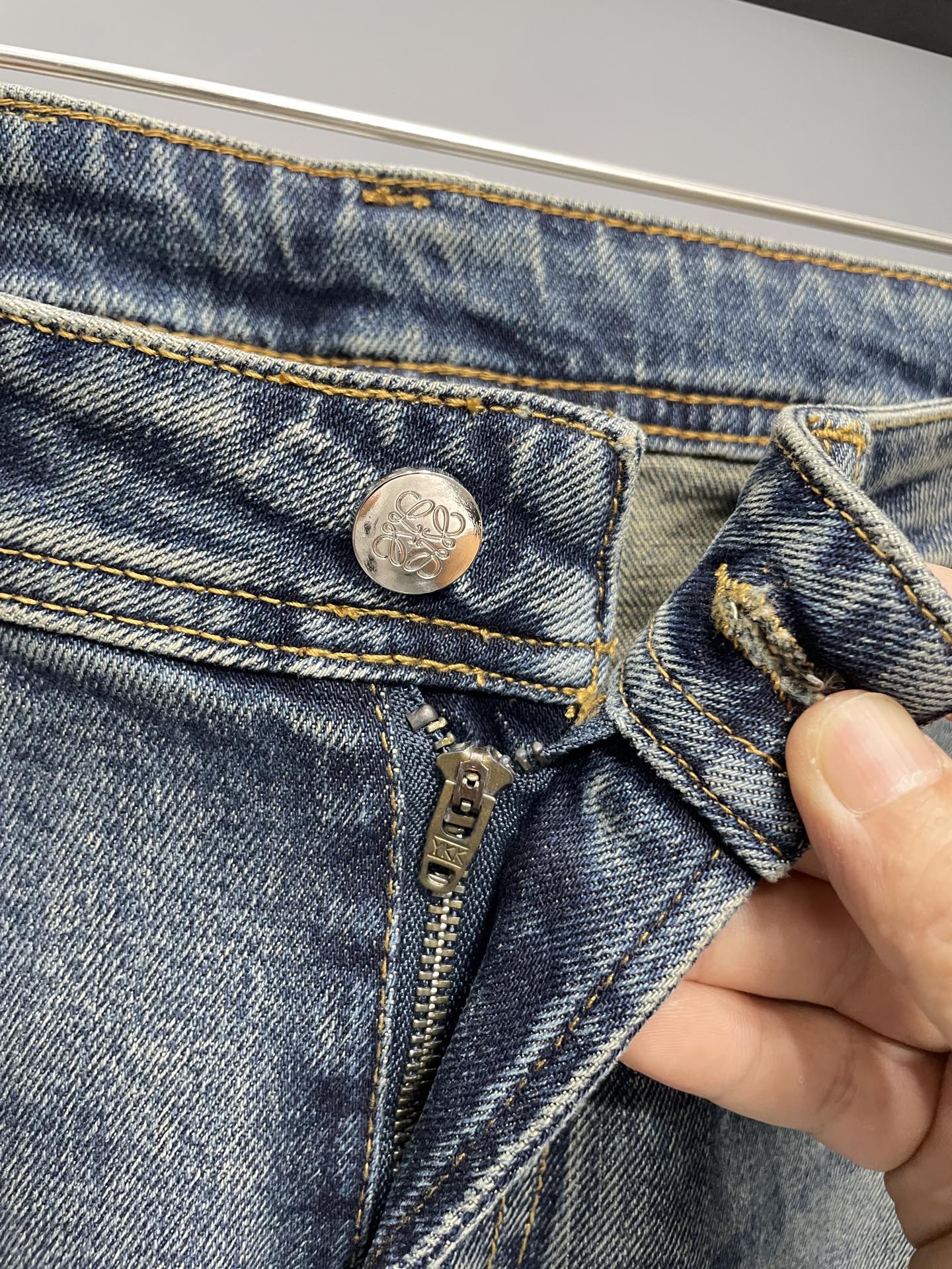 。LW25FW早秋新款复古怀旧水洗丹宁牛仔裤，男士时尚不规则漆点装饰修身直筒牛仔长裤！贸易公司渠道稀出，