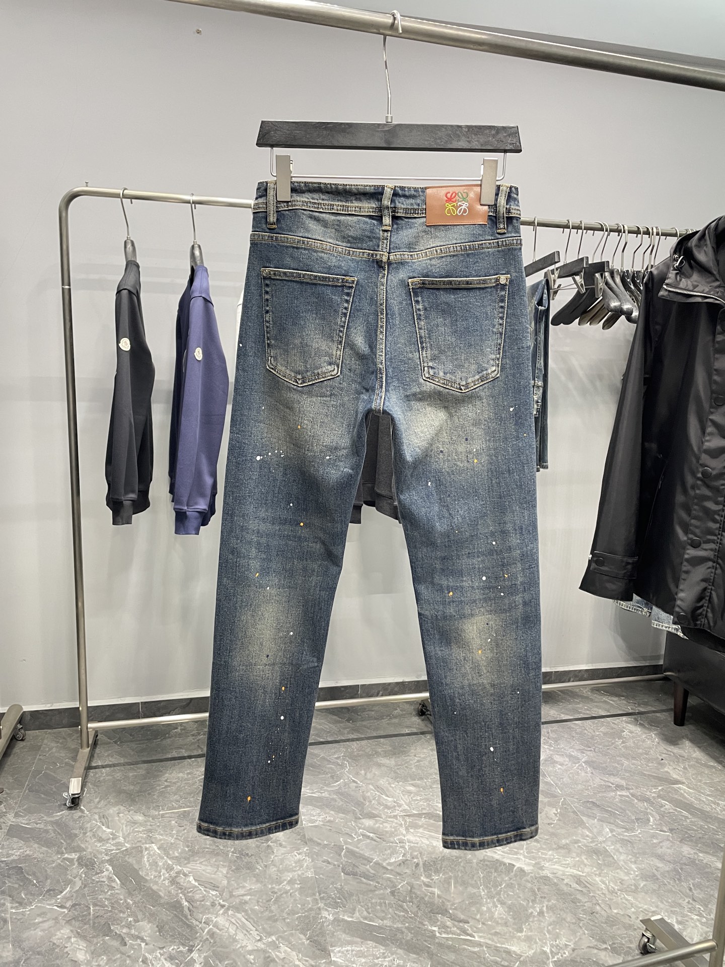 。LW25FW早秋新款复古怀旧水洗丹宁牛仔裤，男士时尚不规则漆点装饰修身直筒牛仔长裤！贸易公司渠道稀出，