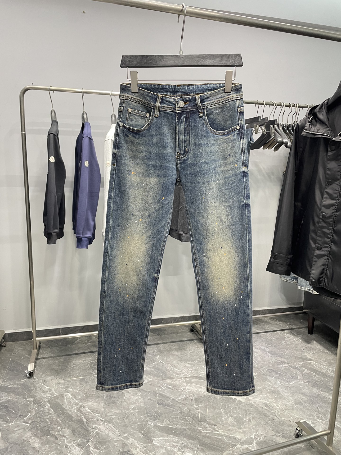 。LW25FW早秋新款复古怀旧水洗丹宁牛仔裤，男士时尚不规则漆点装饰修身直筒牛仔长裤！贸易公司渠道稀出，