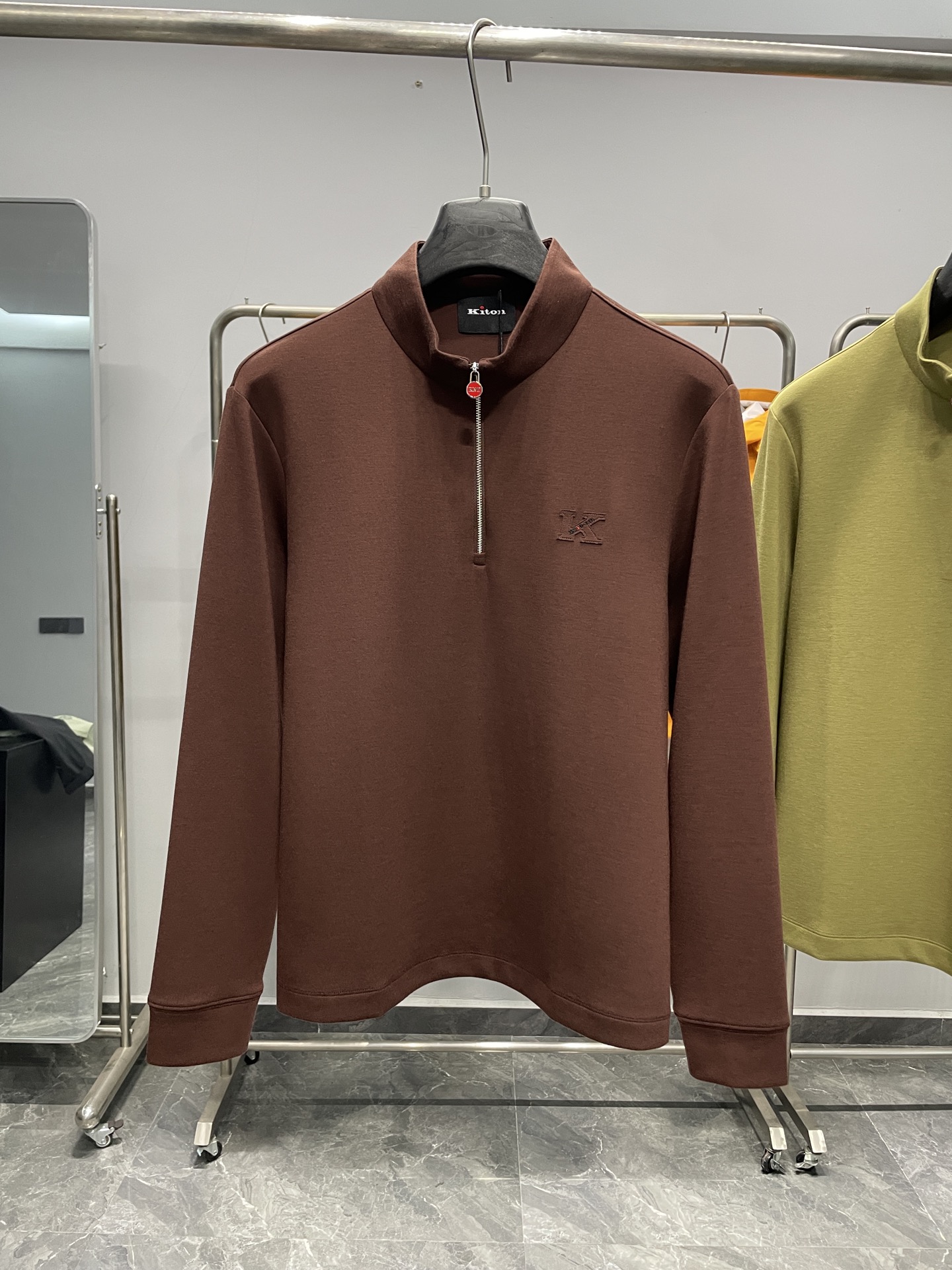 ZKT85281P290～KIT25FW秋冬新款羊毛混纺半拉链立领长Tee，男士百搭纯色休闲百搭长袖T恤打底衫！贸易公司渠道稀出，领先官网发售！一款集品质、舒适和时尚于一体的优秀服装！无论您是商务人士还是休闲爱好者，都能从中找到属于自己的风格！
这款打底衫采用定制2.3%山羊绒6.6%氨纶7.9%醋酯纤维16.5%聚酯纤维66.7%莱塞尔纤维多种材质混纺，面料触感软糯绵软，质地垂顺丝滑，贴身亲肤舒适，为秋冬季提供优越的保暖性！胸口贴布logo刺绣装饰，低调有质感，展现出品牌独有的魅力与高级感！基础直筒版型裁剪，使得整件衣服线条流畅，穿着修身而不紧绷，无论是商务场合还是休闲时光，都能让您展现出优雅干练的气质！做工用料扎实考究，每一处都透露出对品质的追求，让人穿在身上有一种舒适的享受！作为一款男士单穿内搭的刚需单品，这款打底衫不仅可以提升您的整体造型，更能为您在寒冷的秋冬季节提供持久的温暖！

颜色：巧克力色、秋香绿、暗夜黑、象牙白、燕麦色
尺码：48-56
尺寸参考：
48码:肩宽43胸围100袖长60衣长65
50码:肩宽44胸围104袖长61衣长66
52码:肩宽45胸围108袖长62衣长67
54码:肩宽46胸围112袖长63衣长68
56码:肩宽47胸围116袖长64衣长69