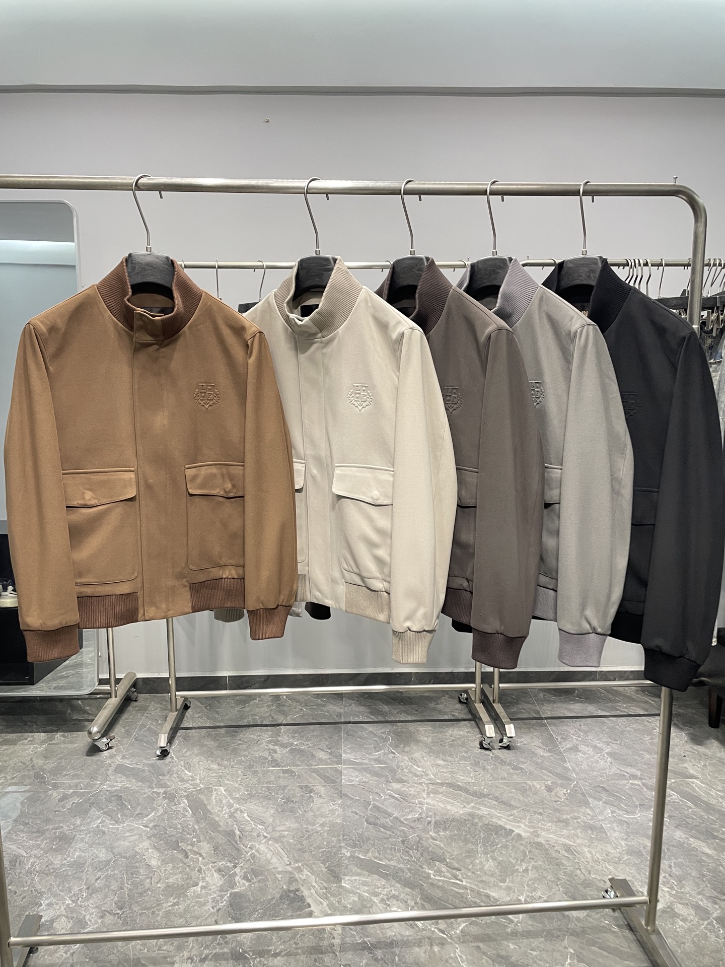 NO:531004,LFW autumn and winter new style Tiansi cotton blended fashionable stand collar jacket, men's retro old money style large pocket business casual jacket jacket!  Trading companies have sparse channels and are released on the official website at the same time!  LP's latest jacket items are launched, with classic elements combined with practical aesthetics, both formal and casual, minimalist, practical and functional coexist!  This jacket is specially designed with 82 cotton + 18-day silk (libu polyester fiber) ingredients, making it delicate and elegant!  Made of high-strip and high-density materials, the texture is solid and delicate, the luster is natural and elegant, and it is visually eye-catching and eye-catching, making people unforgettable!  It has a comfortable feeling in the body, and the perfect texture of the fabric supports the style of the jacket, showing off your clothes without showing your voice!  The overall design is simple and luxurious, following the brand's high-end and simple design concept, and every detail shows exquisite craftsmanship!  The clean, comfortable, simple and generous tailoring interprets the most fashionable dressing rules on the street. The style is designed in three-dimensional cutting style to make the style more three-dimensional and fit. These craftsmanship can only be seen in high-end privately customized clothing!  The buttons are also customized by customers, and the quality is not to be picky!  The basic conventional lapel stand-up collar jacket has a handsome and tasteful upper body, and can easily deal with it in both work and business occasions. It is the first choice for men who pursue versatile and minimalist coats!  Color brown, beige, brown, gray, black Size 48-56 Size reference Size 48: Shoulder width 44 bust 106 sleeve length 63 clothes 64 Size 50: Shoulder width 45 bust 110 sleeve length 64 clothes 65 Size 52: Shoulder width 46 bust 114 sleeve length 65 clothes 66 Size 54: Shoulder width 47 bust 118 sleeve length 66 Size 67 Size 56: Shoulder width 48 bust 122 sleeve length 67 Sleeve length 68, loro piano, jackets & coats, jackets & coats, alexander wang19860909LFW秋冬新款天丝棉质混纺时尚立领夹克,男士复古老钱风大口袋商务休闲夹克外套！贸易公司渠道稀出,同步官网发售！LP最新上线的夹克单品,经典元素结合实用美学主义,亦正亦休闲,极简、实穿和功能性并存！ 该夹克精选82棉+18天丝（里布聚酯纤维）成分打造,使得细腻中透着高级与讲究！精选高支高密材质打造而成,质感瓷实细腻,光泽自然柔雅,于视觉上吸睛醒目,令人过目不忘！着身舒适感俱佳,面料完美的质感承托出夹克的款型,不露声色的彰显衣品！整体设计简约不失奢华,遵循品牌高级简洁的设计理念,每一处细节都彰显着精湛的工艺！干净舒适、简单大方的剪裁,演绎街头最具时髦感的穿衣法则,版型进行了立体裁剪式的造型设计,让版型更加的立体和合身,这些工艺只有在高端私人订制的服装中才能见到的！纽扣同样也来自客供定制,品相无法挑剔！基础常规的翻领可立领夹克版型剪裁,上身帅气有品位,无论上班通勤或是商务场合都能轻松应对,是追求百搭且极简外套男士的首选！ 颜色棕色、米色、咖啡色、灰色、黑色 尺码48-56 尺寸参考 48码:肩宽44胸围106袖长63衣长64 50码:肩宽45胸围110袖长64衣长65 52码:肩宽46胸围114袖长65衣长66 54码:肩宽47胸围118袖长66衣长67 56码:肩宽48胸围122袖长67衣长68,,loro piana,jackets & coats,jackets & coats,alexander wang,Men's clothing