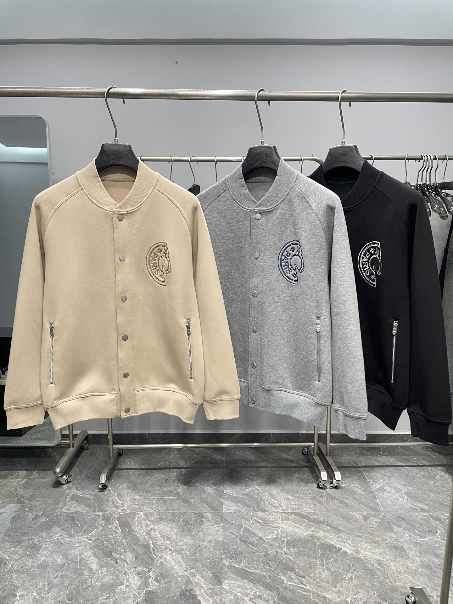 NO:531278,HER25FW autumn and winter new baseball collar snap button placket cardigan sweater jacket!  Horse head embroidered logo sloping shoulder casual jacket jacket!  Every detail of the workmanship is handled very exquisitely. The chest embroidery theme seems simple, and uses double-line flat embroidery technology. The workmanship is complicated and the finished product is exquisite!  The placket buttons, the logo letters are detailed and clear, the zippered pockets on both sides, and the rotator sleeve design. The combined upper body can experience the theme and bring youthfulness and fashion and exquisiteness. The slightly broad tailoring, Austrian modal fiber, is known as the breathable air-layer fabric. Through the structural design, three pieces of fabric structures are used, which form an air interlayer in the fabric, which is fluffy and has a Q-stretchy feel!  To form a static air layer, it can achieve warmth and has good wrinkle resistance, soft and comfortable, smooth and breathable warm fabric, overall, and has a good backbone, and the overall body is upright!  Color khaki, gray, black Size M-3XL Size reference M Size rotator sleeve length 73 bust 110 length 65 L Size rotator sleeve length 75 bust 114 length 66 XL Size rotator sleeve length 77 bust 118 length 67 2XL Size rotator sleeve length 79 bust 122 length 68 3XL Size rotator sleeve length 81 bust 126 length 69, hoodie, sweatshirts, jackets & coats, jackets & coats, alexander wang19860909HER25FW秋冬新款棒球领按扣门襟开衫卫衣外套！马头刺绣标志溜肩休闲夹克外套！做工每一处细节都处理的很精致,胸口刺绣主题,看似简单,采用双线平绣工艺,做工繁琐,成品精致！门襟纽扣,标志字母细致清晰,两侧拉链插袋,溜肩袖设计,合体的版型上身就能体会主题带来年轻与时尚精致感, 微阔的剪裁,奥地利莫代尔纤维,被誉为会呼吸的空气层面料,通过结构设计采用里、中、外三片的织物结构,从而在织物中形成空气夹层,蓬松性好,手感Q弹力！以形成静止空气层,从而达到保暖效果,抗皱性佳入手柔软舒适,亲 肤爽滑透气保暖面料整体又有着很好的骨干,整体上身挺拔！ 颜色卡其色、灰色、黑色 尺码M-3XL 尺寸参考 M码肩袖长73胸围110衣长65 L码肩袖长75胸围114衣长66 XL码肩袖长77胸围118衣长67 2XL码肩袖长79胸围122衣长68 3XL码肩袖长81胸围126衣长69,,hoodie,sweatshirts,jackets & coats,jackets & coats,alexander wang,Men's clothing