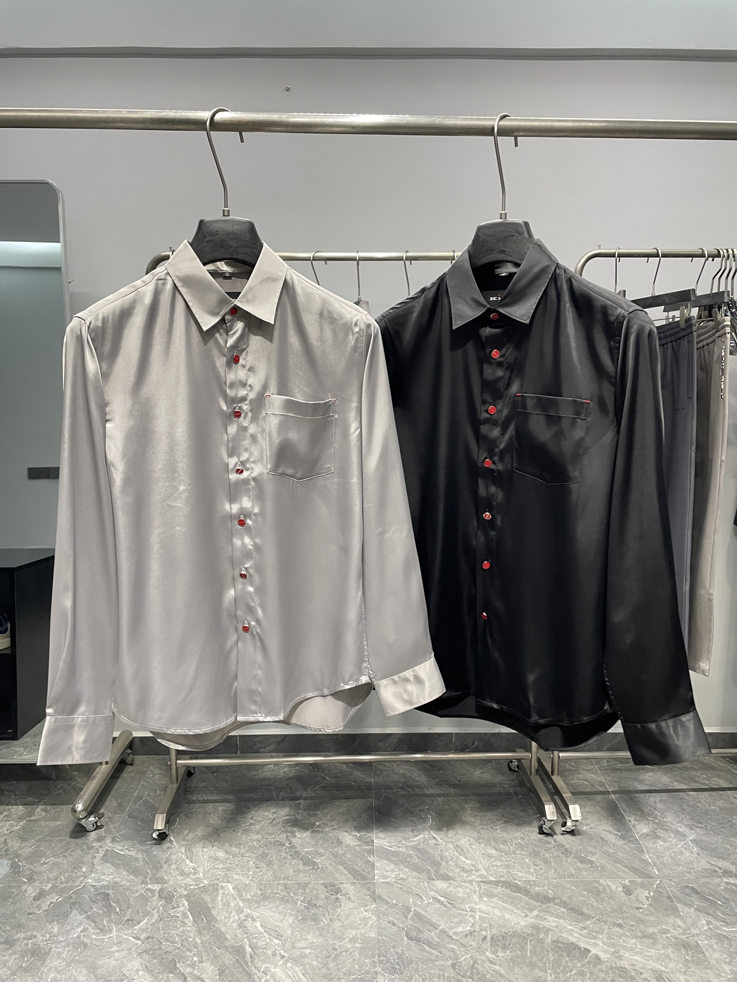 NO:527819,~KITON25FW early autumn new silk technology cotton lapel shirt, classic red metal button casual long-sleeved shirt for men!  Trading companies have sparse channels and are on sale on the leading official website!  Among the thousands of choices of dress, some items are like low-key gentlemen, which seem ordinary, but actually have hidden secrets!  This silk shirt is one of the best, especially the unique little red button, which has become the finishing touch and has attracted countless men!  The shirt is selected for imported silk technology cotton. It feels silky and soft, and the unique luster presents a full sense of high-end. It is not only comfortable to wear, but also handsome and stylish on the upper body!  The metal red button opening and closing at the placket and cuffs is definitely the soul of this shirt. In a plain or light tone, the bright red quietly appears, breaking the conventional dullness!  It is like a mysterious symbol, low-key but highly recognizable, inadvertently revealing the wearer's unique taste and personality!  The shirt adopts a classic pointed collar design. This collar originated from the British royal family and is a symbol of elegance and elegance!  The neckline is sharp and slightly turned outward, which can perfectly highlight the men's neckline. Whether it is paired with a tie to create a formal business style, or unbutton the neckline and do it casually, it shows the gentlemanly demeanor!  Wear it instantly to enhance your aura, and you can be confident whether it is business negotiations, social gatherings or daily travel!  Color gray, black Size M-3XL Size reference M Size shoulder width 44cm-Bust 102cm-Length 74cm-Sleeve length 61cm L Size shoulder width 45cm-Bust 106cm-Length 75cm-Sleeve length 62cm XL Size shoulder width 46cm-Bust 110cm-Length 76cm-Sleeve length 63cm XXL Size shoulder width 47cm-Bust 114cm-Length 78cm-Sleeve length 64cm 3XL Size shoulder width 48cm-Breast 118cm-Length 80cm-Sleeve length 65cm Size recommended (standard version) Height 174-140 catties, try on L size appropriately!  Boys weigh less than 130 catties and choose M code, 130-142 catties and choose L code, 142-155 catties and choose XL code, 155-168 catties and choose XXL code, 168-183 catties and 3XL code!  ,shirts,ties,alexander wang19860909～KITON25FW早秋新款丝质科技棉布翻领衬衣,男士经典红色金属纽扣休闲长袖衬衫！贸易公司渠道稀出,领先官网发售！在着装的万千选择中,有些单品宛如低调的绅士,看似平凡,实则暗藏乾坤！这款丝质衬衫便是其中的佼佼者,尤其是那独特的小红扣,成为了点睛之笔,令无数男士为之倾心！ 该衬衫甄选客供进口丝质科技棉布制成,手感丝滑柔软,独特的光泽感呈现满满的高级感,不仅穿着舒适,上身更是帅气有型！门襟及袖口处金属红色纽扣开合,绝对是这款衬衫的灵魂所在,在一片素色或淡雅的色调中,那一抹鲜艳的红悄然出现,打破了常规的沉闷！它像是一个神秘的符号,低调却又极具辨识度,不经意间流露出穿着者独特的品味与个性！衬衫采用经典尖领设计,这种领型起源于英国王室,是优雅与精致的象征！领角尖锐且微微外翻,能够完美地衬托出男士的颈部线条,无论是搭配领带打造正式商务风,还是解开领口随性而为,都尽显绅士风度！穿上它瞬间提升气场,无论是商务洽谈、社交聚会还是日常出行,都能自信满满！ 颜色灰色、黑色 尺码M-3XL 尺寸参考 M码肩宽44cm-胸围102cm-衣长74cm-袖长61cm L码肩宽45cm-胸围106cm-衣长75cm-袖长62cm XL码肩宽46cm-胸围110cm-衣长76cm-袖长63cm XXL码肩宽47cm-胸围114cm-衣长78cm-袖长64cm 3XL码肩宽48cm-胸围118cm-衣长80cm-袖长65cm 尺码推荐（标准版型） 身高174-140斤,试穿L码合适！ 男生体重130斤以内选择M码,130-142斤选择L码,142-155斤选择XL码,155-168斤选择XXL码,168-183斤选择3XL码！,,shirts,ties,alexander wang,Men's clothing