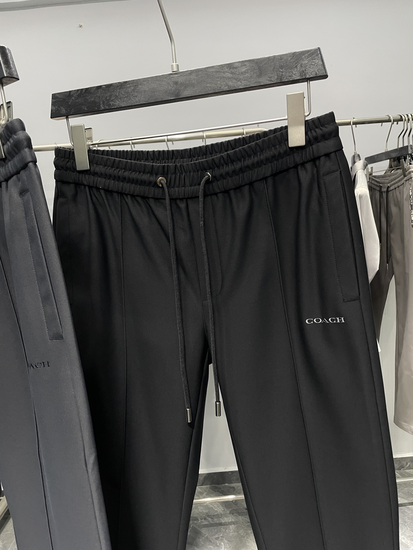 。～COA25FW秋冬新款高密度科技棉质抽绳休闲裤，男士经典马车徽标刺绣立体中缝线直筒休闲长裤！贸易公司