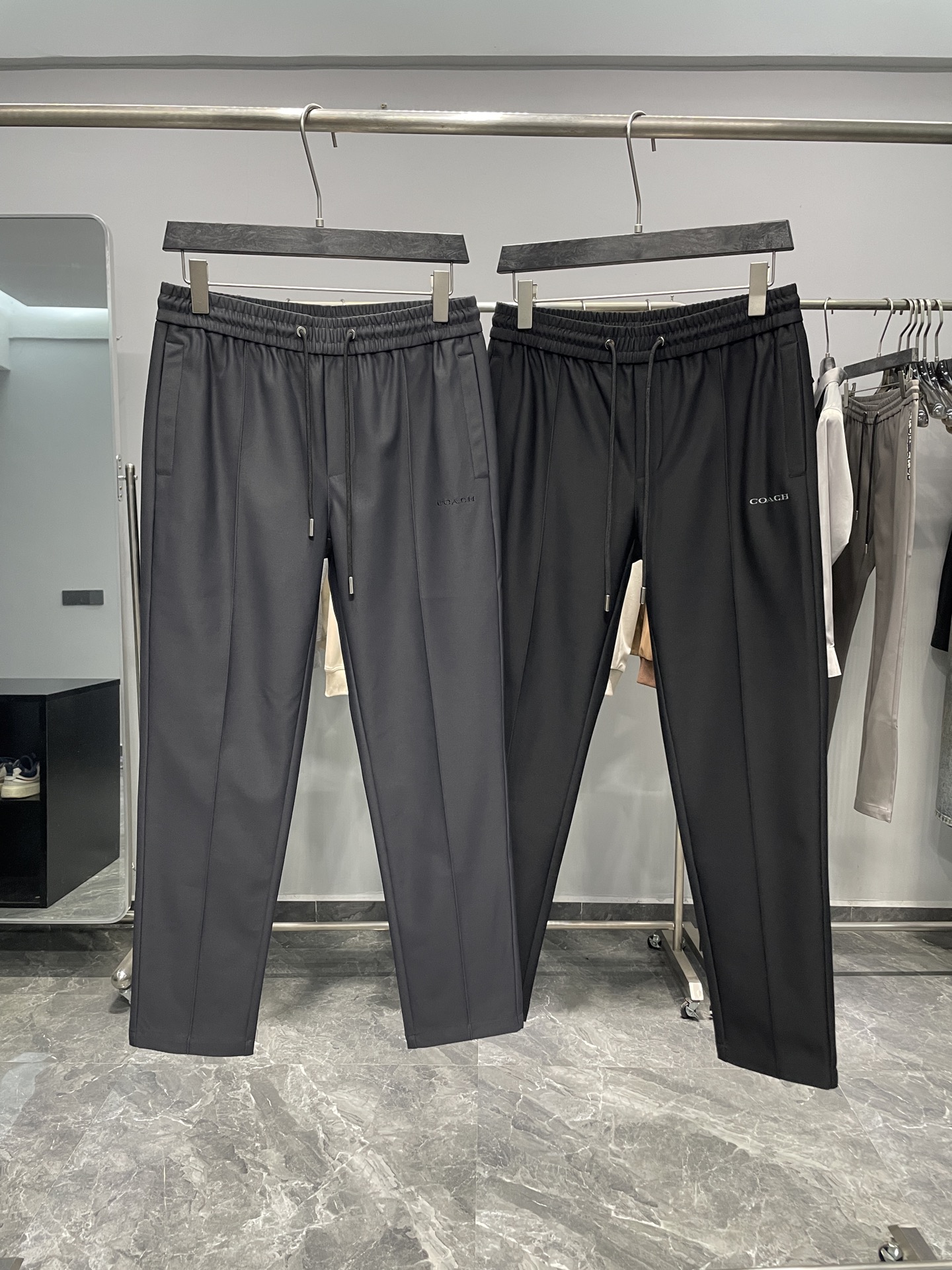 NO:527817,~COA25FW autumn and winter new high-density technology cotton drawstring casual pants, classic carriage logo embroidered three-dimensional middle stitch straight casual pants for men!  Trading companies have sparse channels and are on sale on the leading official website!  With its unique design and excellent quality, it stands out for the heavyweight new products and is a heart-warming fashion masterpiece. It is like an elegant gentleman, exuding a low-key and luxurious temperament!  The pants are made of customized high-density technology cotton cloth for customer supply. The texture is stiff and stylish. It is not stiff and stiff, but while maintaining it firmly, it cleverly incorporates the comfortable and skin-friendly characteristics!  Wearing it is like being wrapped in a layer of gentle clouds, without any sense of restraint!  As a leading brand in the fashion industry, COA is always striving for excellence in controlling details!  The classic letter logo on the front page is like a bright pearl, shining with a unique light. It is simple and powerful, showing the charm of the brand in a low-key way!  Echoing the letter logo of the front is the iconic carriage logo embroidery on the back pocket, which carries the brand's long history and profound cultural heritage. The carriage logo embroidery is exquisite and delicate. Every stitch and thread are poured into the hard work of the craftsmen, which complement each other with the letter logo of the front, showing the brand's high luxury identity!  The design of the waistband is also unique and uses drawstring elastic waistband. It not only takes into account the comfort of wearing, but also provides more choices for people of different figures!  Whether it is a slim fashion expert or a trendy enthusiast with a slightly plump figure, you can easily find the tightness that suits you best by adjusting the drawstring!  The drawstring design also adds a sense of casualness and leisure, making you more comfortable and free when wearing it, as if you have got rid of all the constraints and enjoy the beauty of life!  The three-dimensional middle seam design of the trouser legs is like a straight track, extending from the waist to the trouser legs, adding a sense of toughness and straightness to the whole trouser!  Combined with the straight fit, the leg shape can be cleverly modified. Whether your leg shape is straight and slender, or slightly flawed, you can instantly show the perfect leg lines after wearing these pants!  Color gray, black Size M-3XL Size reference M Waist circumference 76/82cm-Hip circumference 98cm-front 28cm-thigh circumference 60cm-trouser length 99cm-trouser legs 34cm L Waist circumference 80/86cm-Hip circumference 102cm-front 29cm-thigh circumference 62cm-trouser length 100cm-trouser legs 35cm XL Waist circumference 84/90cm-Hip circumference 106cm-front 29cm-thigh circumference 64cm-trouser length 101cm-trouser legs 36cm XXL Waist circumference 88/94cm-Hip circumference 110cm-front 30cm-thigh circumference 66cm-trouser length 102cm-trouser legs 37cm  3XL size waist circumference 92/98cm - hip circumference 114cm - front gear 30cm - thigh circumference 68cm - trouser length 103cm - trouser legs 38cm recommended size (standard version) Height 174-140 catties, try on size L appropriately!  A boy can choose M code within 133 catties, a L code for 133-145 catties, a XL code for 145-158 catties, a XXL code for 158-172 catties, and a 3XL code for 172-186 catties!  ,alexander wang19860909～COA25FW秋冬新款高密度科技棉质抽绳休闲裤,男士经典马车徽标刺绣立体中缝线直筒休闲长裤！贸易公司渠道稀出,领先官网发售！凭借独特的设计与卓越的品质脱颖而出重磅新品,令人心动的时尚佳作,它宛如一位优雅的绅士,散发着低调而奢华的气质！ 该裤装采用客供定制高密度科技棉布,硬挺有型的质感,并非生硬的僵硬,而是在保持挺括的同时,巧妙地融入了舒适亲肤的特性！穿上它就如同被一层轻柔的云朵包裹,没有丝毫的束缚感！COA作为时尚界的领军品牌,对于细节的把控可谓精益求精！前幅的经典字母标识宛如一颗璀璨的明珠,闪耀着独特的光芒,它简洁而有力,以一种低调的方式彰显着品牌的魅力！而与前幅字母标识相呼应的是后兜上标志性的马车徽标刺绣,承载着品牌悠久的历史和深厚的文化底蕴,马车徽标刺绣精致细腻,每一针每一线都倾注了工匠们的心血,与前幅的字母标识相互映衬,共同展现出品牌高奢的身份！ 裤腰的设计同样别具匠心,采用了抽绳松紧裤腰,不仅考虑到了穿着的舒适度,还为不同身材的人提供了更多的选择！无论是身材苗条的时尚达人,还是身材稍显丰满的潮流爱好者,都能通过调节抽绳,轻松找到最适合自己的松紧度！抽绳的设计还增添了一份随性与休闲的感觉,让你在穿着时更加自在洒脱,仿佛摆脱了所有的束缚,尽情享受生活的美好！裤腿立体中缝线设计犹如一条笔直的轨道,从裤腰一直延伸到裤脚,为整条裤子增添了一份硬朗与挺拔！结合直筒的版型能够巧妙地修饰腿型,无论你的腿型是笔直修长,还是略有瑕疵,穿上这条裤子后,都能瞬间展现出完美的腿部线条！ 颜色灰色、黑色 尺码M-3XL 尺寸参考 M码腰围76/82cm-臀围98cm-前档28cm-大腿围60cm-裤长99cm-裤脚34cm L码腰围80/86cm-臀围102cm-前档29cm-大腿围62cm-裤长100cm-裤脚35cm XL码腰围84/90cm-臀围106cm-前档29cm-大腿围64cm-裤长101cm-裤脚36cm XXL码腰围88/94cm-臀围110cm-前档30cm-大腿围66cm-裤长102cm-裤脚37cm 3XL码腰围92/98cm-臀围114cm-前档30cm-大腿围68cm-裤长103cm-裤脚38cm 尺码推荐（标准版型） 身高174-140斤,试穿L码合适！ 男生体重133斤以内选择M码,133-145斤选择L码,145-158斤选择XL码,158-172斤选择XXL码,172-186斤选择3XL码！,,alexander wang,Men's clothing