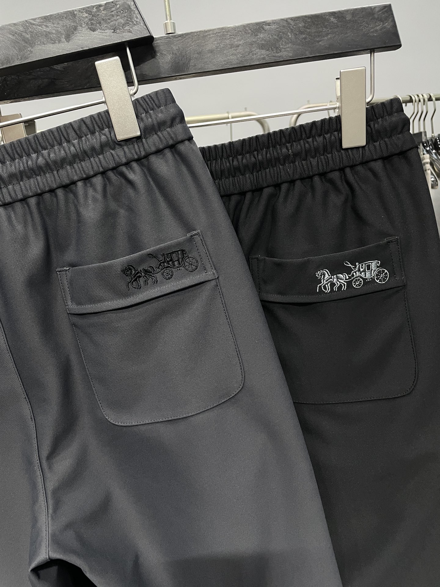 。～COA25FW秋冬新款高密度科技棉质抽绳休闲裤，男士经典马车徽标刺绣立体中缝线直筒休闲长裤！贸易公司