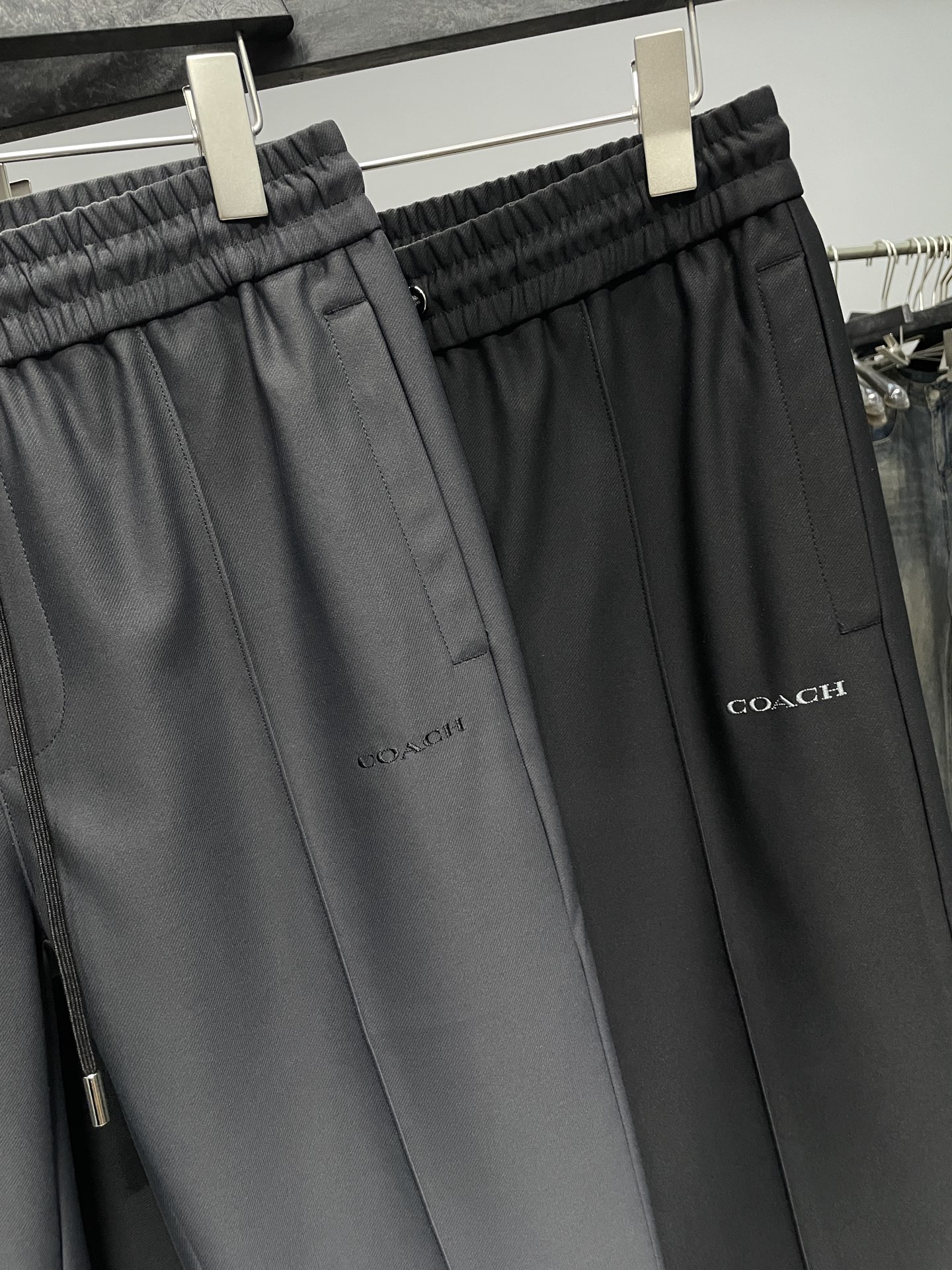 。～COA25FW秋冬新款高密度科技棉质抽绳休闲裤，男士经典马车徽标刺绣立体中缝线直筒休闲长裤！贸易公司