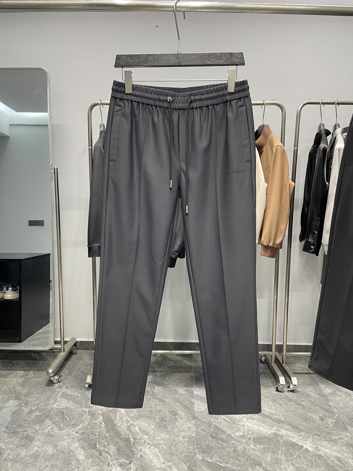 。～COA25FW秋冬新款高密度科技棉质抽绳休闲裤，男士经典马车徽标刺绣立体中缝线直筒休闲长裤！贸易公司