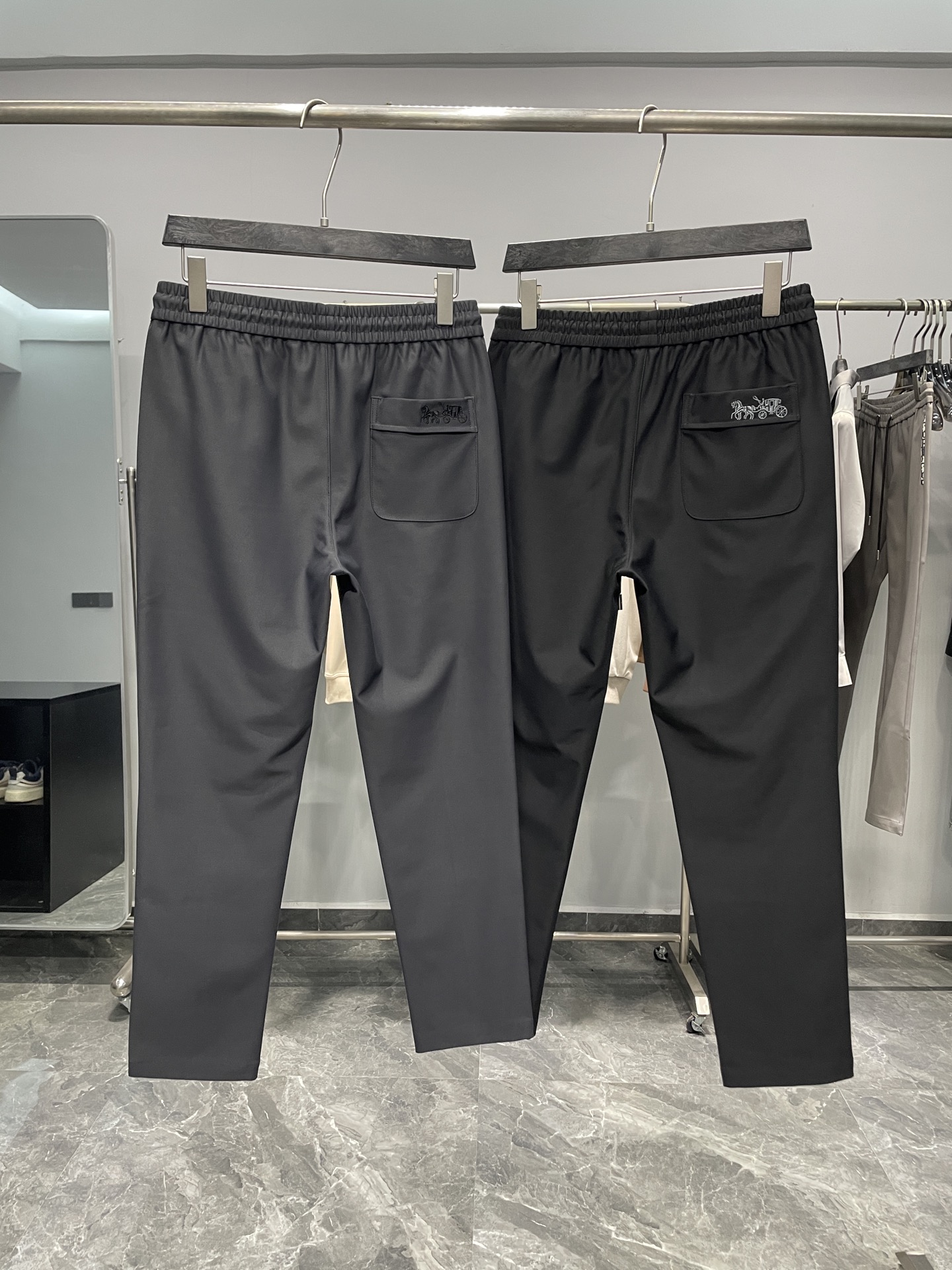 。～COA25FW秋冬新款高密度科技棉质抽绳休闲裤，男士经典马车徽标刺绣立体中缝线直筒休闲长裤！贸易公司