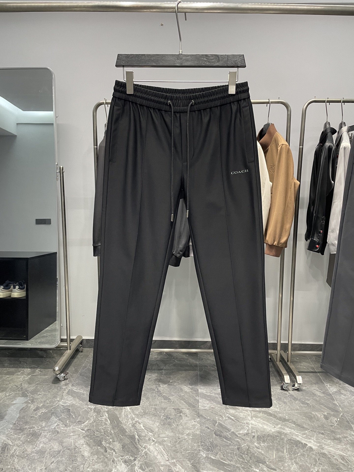 。～COA25FW秋冬新款高密度科技棉质抽绳休闲裤，男士经典马车徽标刺绣立体中缝线直筒休闲长裤！贸易公司