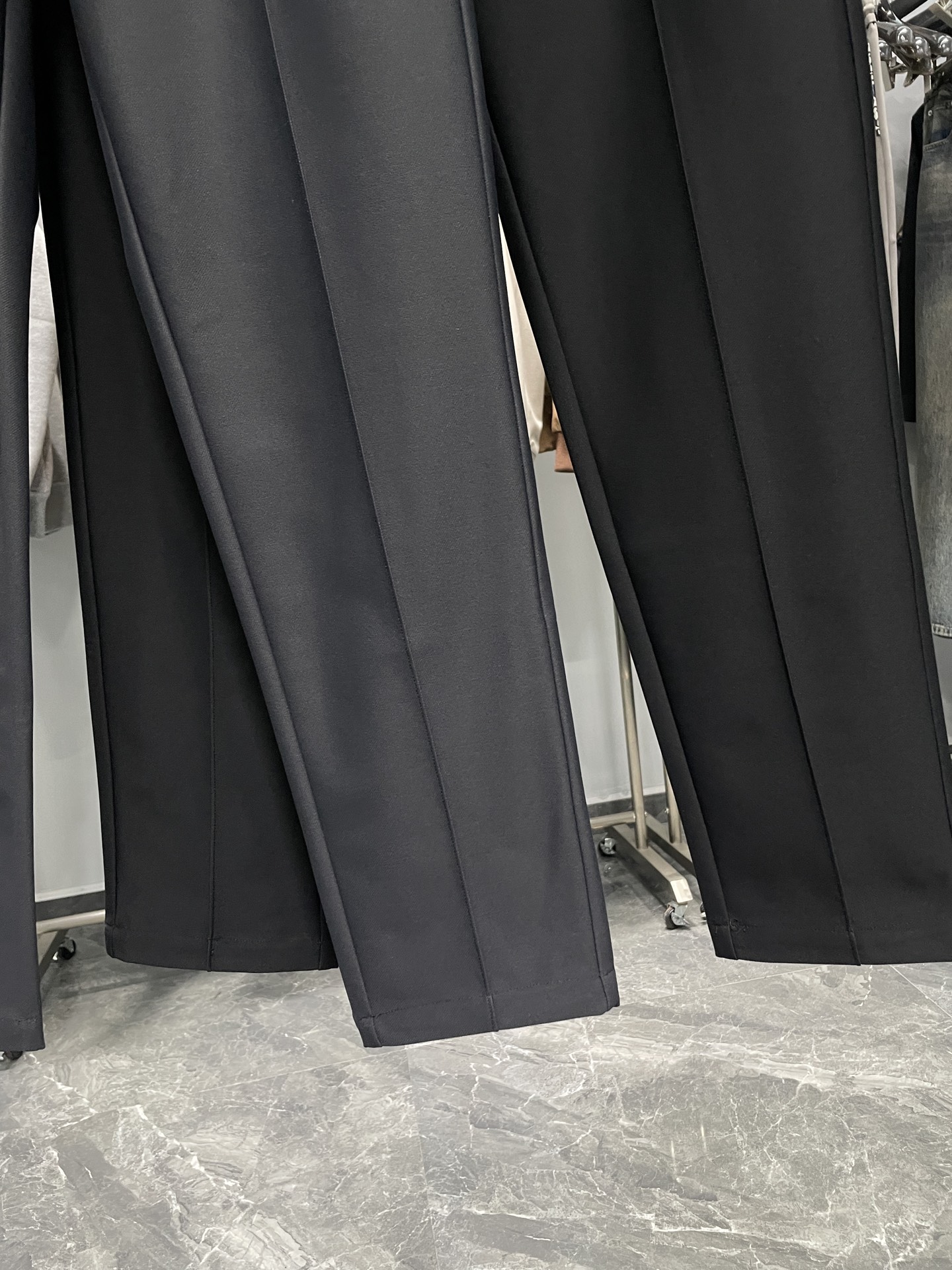 。～COA25FW秋冬新款高密度科技棉质抽绳休闲裤，男士经典马车徽标刺绣立体中缝线直筒休闲长裤！贸易公司