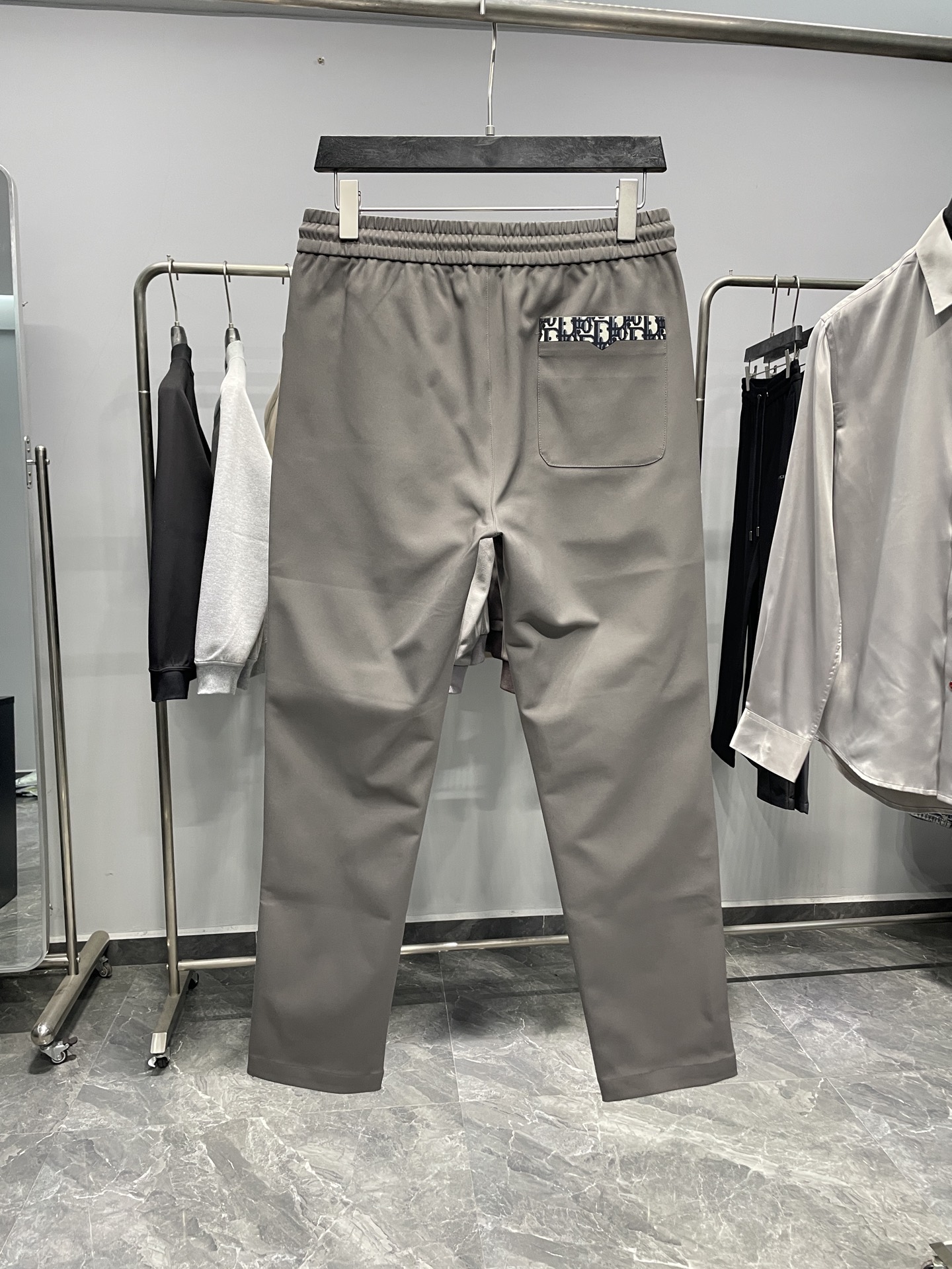 。～CD25FW秋冬新款进口科技棉布抽绳休闲裤，男士经典老花帆布口袋拼接时尚百搭休闲长裤！贸易公司渠道稀