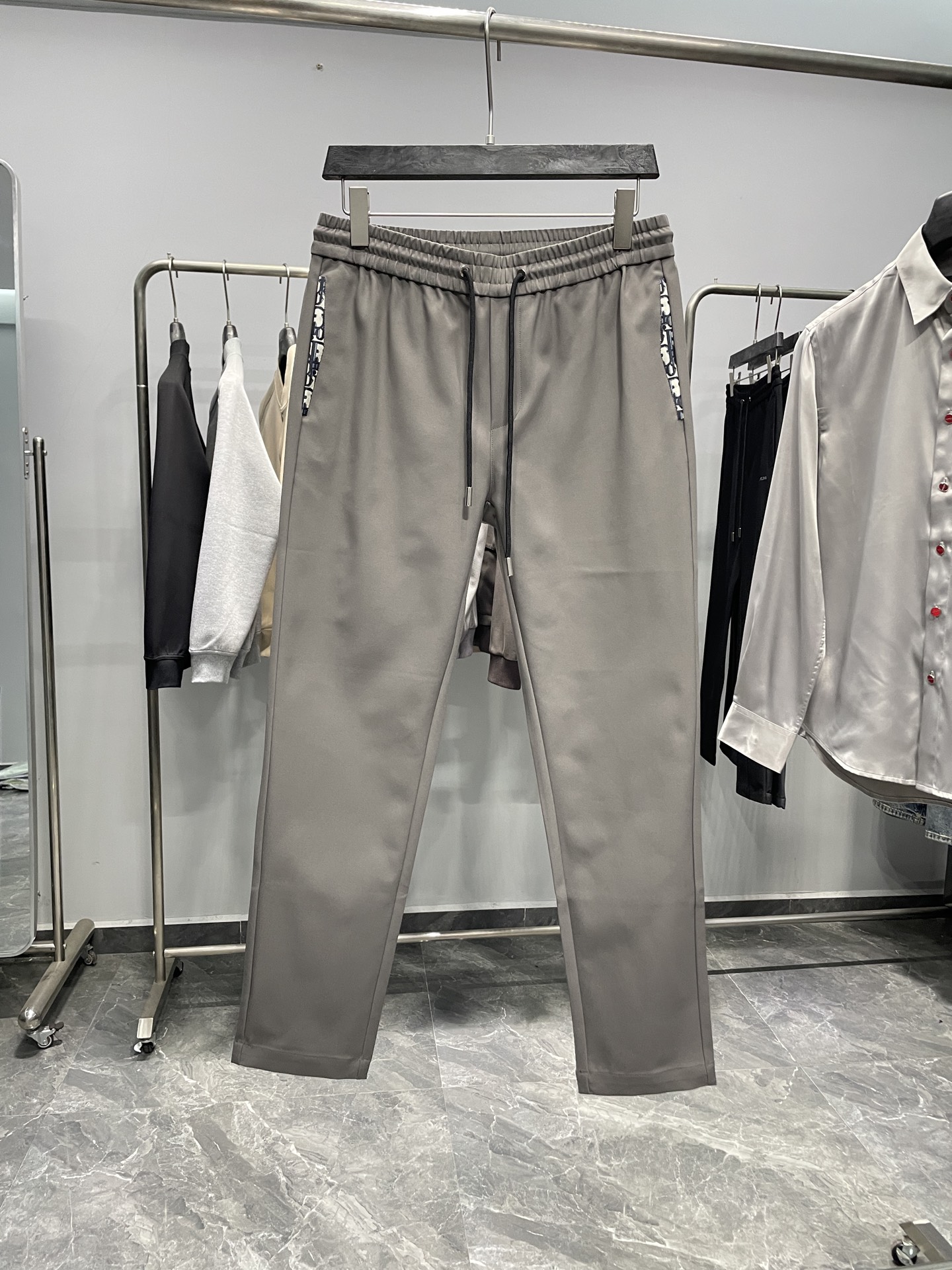 NO:527815,~CD25FW autumn and winter new imported technology cotton drawstring casual pants, classic presbyopia canvas pocket splicing fashionable and versatile casual pants for men!  Trading companies have sparse channels and are released on the official website at the same time!  In the vast world of fashion, there are always some items that can stand out with their unique design and excellent quality. D's new straight-leg casual pants are one of the dazzling stars. It is like a low-key and elegant gentleman, standing quietly on the fashionable stage, exuding an irresistible charm!  This casual pants are made of customized technology cotton cloth. When you touch it gently, you can clearly feel the tough texture. However, this tough texture does not make it lose its lightness and breathability. Wearing it can allow your skin to breathe freely, stay away from stuffiness and humidity, and stay dry and comfortable at all times!  The splicing of classic presbyterian canvas in the pocket is the finishing touch. It carries the precipitation of time and the inheritance of fashion, injecting a luxurious atmosphere into this casual pants!  The design of drawstring elastic waist fully takes into account the wearer's comfort and convenience. Whether you are slim or slightly plump, you can find the tightness that suits you best by adjusting drawstring!  The straight-leg style is the soul of these pants. It does not have the sense of restraint of tights, nor does it have the looseness of wide-leg pants!  The straight cylinder is just right and can well modify the leg lines and make your legs look straighter and longer!  Color dark khaki Size M-3XL Size reference M size waist 78/84cm-hip circumference 98cm-front 29cm-thigh circumference 60cm-trouser length 100cm-trouser legs 34cm L size waist 82/88cm-thigh circumference 102cm-front 30cm-thigh circumference 62cm-trouser length 101cm-trouser legs 35cm XL size waist 86/92cm-thigh circumference 106cm-front 30cm-thigh circumference 64cm-trouser length 102cm-trouser legs 36cm XXL size waist 90/96cm-thigh circumference 110cm-front 31cm-thigh circumference 66cm-trouser length 103cm-trouser legs 37cm  3XL size waist circumference 94/100cm - hip circumference 114cm - front gear 31cm - thigh circumference 68cm - trouser length 104cm - trouser legs 38cm recommended size (standard version) Height 174-140 catties, try on size L appropriately!  A boy can choose M code within 135 catties, a L code for 135-148 catties, a XL code for 148-162 catties, a XXL code for 162-176 catties, and a 3XL code for 176-190 catties!  ,dior,alexander wang19860909～CD25FW秋冬新款进口科技棉布抽绳休闲裤,男士经典老花帆布口袋拼接时尚百搭休闲长裤！贸易公司渠道稀出,同步官网发售！在时尚的广袤天地中,总有一些单品能凭借独特的设计与卓越的品质脱颖而出,D家新款直筒休闲裤便是其中一颗耀眼的明星,它宛如一位低调而优雅的绅士,静静地伫立在时尚的舞台上,散发着令人难以抗拒的魅力！ 这款休闲裤采用了客供定制的科技棉布,当你轻轻触摸它时,能明显感受到那硬朗的质感,然而这硬朗的质地并没有让它失去轻盈与透气的特性,穿上它能让你的肌肤自由呼吸,远离闷热与潮湿,时刻保持干爽与舒适！口袋处的经典老花帆布面料拼接堪称点睛之笔,它承载着岁月的沉淀与时尚的传承,为这条休闲裤注入了一股奢华的气息！抽绳松紧裤腰的设计,则充分考虑了穿着者的舒适度和便利性,无论你是身材苗条还是稍显丰满,都能通过调节抽绳来找到最适合自己的松紧度！直筒版型更是这条裤子的灵魂所在,它没有紧身裤的束缚感,也没有阔腿裤的过于宽松！直筒的设计恰到好处,能够很好地修饰腿部线条,让你的双腿看起来更加笔直修长！ 颜色深卡其色 尺码M-3XL 尺寸参考 M码腰围78/84cm-臀围98cm-前档29cm-大腿围60cm-裤长100cm-裤脚34cm L码腰围82/88cm-臀围102cm-前档30cm-大腿围62cm-裤长101cm-裤脚35cm XL码腰围86/92cm-臀围106cm-前档30cm-大腿围64cm-裤长102cm-裤脚36cm XXL码腰围90/96cm-臀围110cm-前档31cm-大腿围66cm-裤长103cm-裤脚37cm 3XL码腰围94/100cm-臀围114cm-前档31cm-大腿围68cm-裤长104cm-裤脚38cm 尺码推荐（标准版型） 身高174-140斤,试穿L码合适！ 男生体重135斤以内选择M码,135-148斤选择L码,148-162斤选择XL码,162-176斤选择XXL码,176-190斤选择3XL码！,,dior,alexander wang,Men's clothing