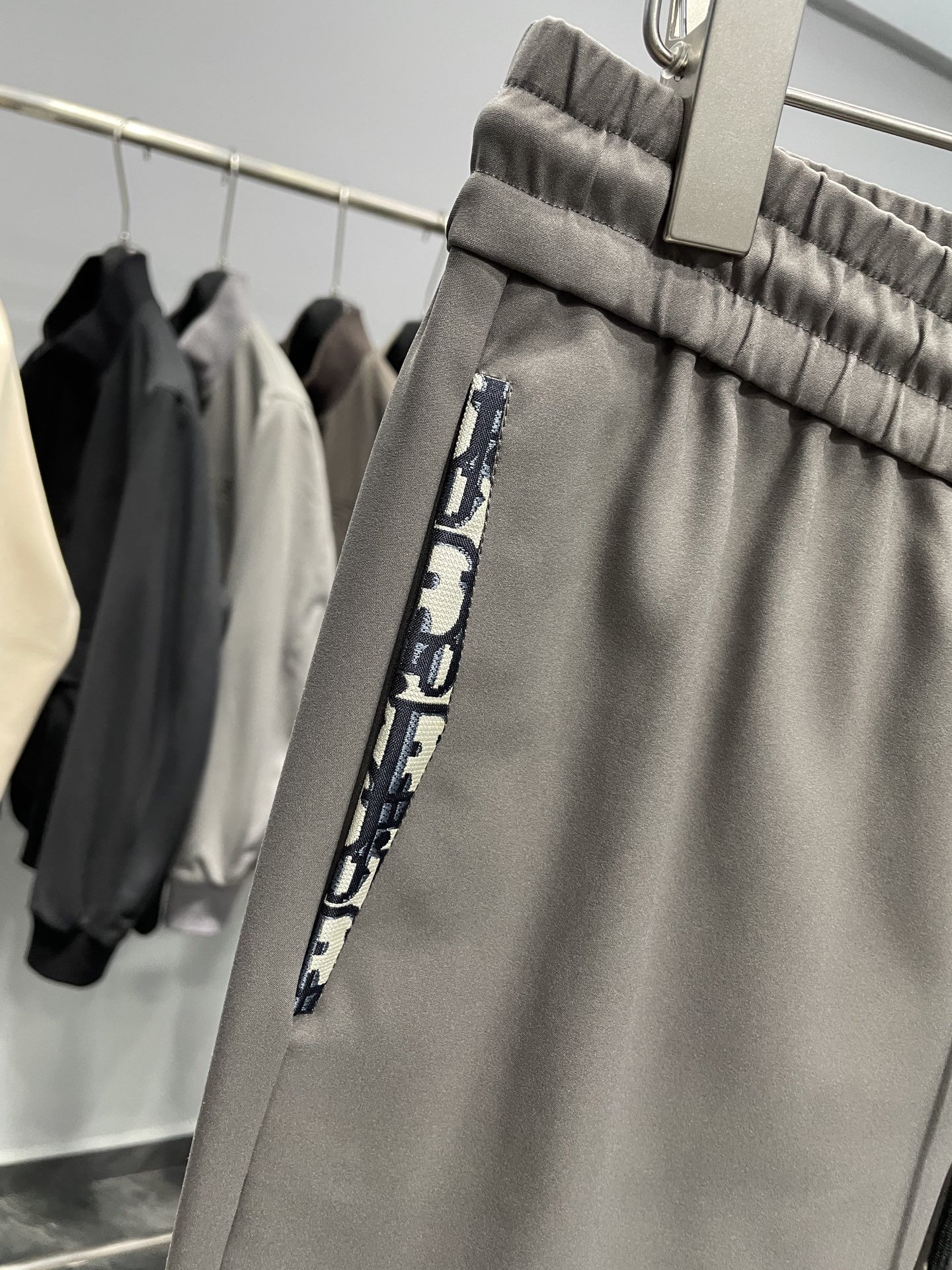 。～CD25FW秋冬新款进口科技棉布抽绳休闲裤，男士经典老花帆布口袋拼接时尚百搭休闲长裤！贸易公司渠道稀