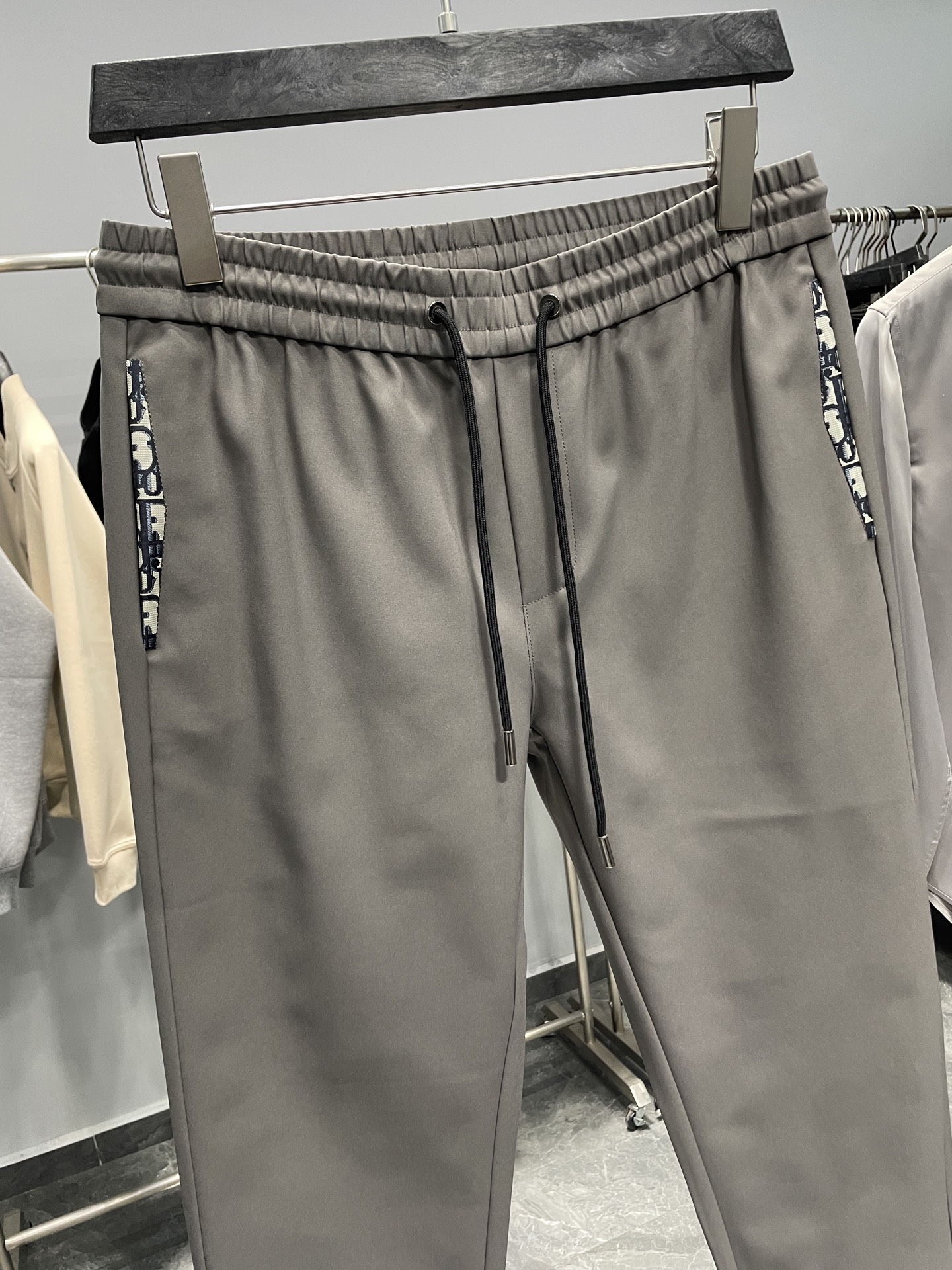 。～CD25FW秋冬新款进口科技棉布抽绳休闲裤，男士经典老花帆布口袋拼接时尚百搭休闲长裤！贸易公司渠道稀