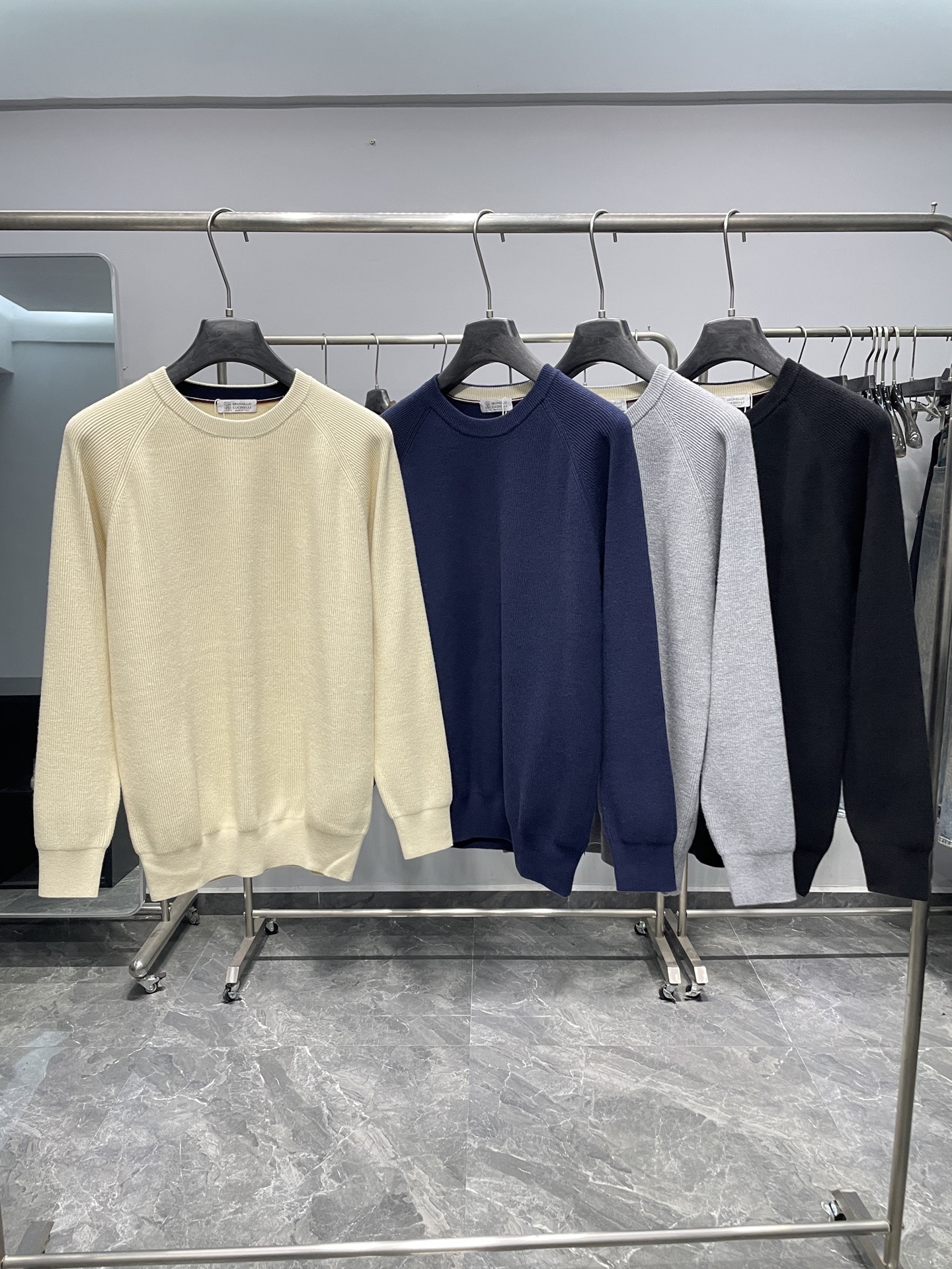 NO:530989,BC2025 autumn and winter new high-end Tennis wool blend solid color round neck sweater!  The same style as men and women, fashionable simple solid color casual pullover sweater knitted sweater!  Trading companies have sparse channels and are released on the official website at the same time!  This new autumn and winter knitted round neck sweater has become a highlight of the fashion industry with its simple and versatile design style!  The combination of simple and exquisite craftsmanship and minimalist style makes this sweater have a unique modern feel while retaining classic elements!  In order to ensure the comfort and texture of wearing, the customer-supplied fabric is made of 6 wool 20-day silk 16 nylon 28 acrylic 30 polyester fiber, and is woven using thick thread needle chiseling process. This fabric is soft and has a crisp draping property. It not only brings a comfortable and warm touch, but also effectively maintains breathability. Whether in cold winter or warm spring, it can make you feel an excellent wearing experience!  At the same time, the regular round neck style and basic solid color design make this sweater a fashionable item for both men and women. No matter your figure and age, you can easily control this versatile style!  Color apricot, blue, gray, black Size 48-56 Size reference Size 48: Rotary sleeve length 72 bust 100 garment length 68 Size 50: Rotary sleeve length 74 bust 104 garment length 69 Size 52: Rotary sleeve length 76 bust 108 garment length 70 Size 54: Rotary sleeve length 78 bust 112 garment length 71 Size 56: Rotary sleeve length 80 bust 116 garment length 72, Sweaters, alexander wang19860909BC2025秋冬新款高端天丝羊毛混纺纯色圆领毛衣！男女同款时尚简约纯色休闲套头毛衣针织衫！贸易公司渠道稀出,同步官网发售！这款秋冬新款针织圆领毛衣以其简约而百搭的设计风格,成为了时尚界的一大亮点！线条简洁而精湛的工艺与极简风格相结合,使得这件毛衣在保留经典元素的同时,又具有了独特的现代感！ 为了保证穿着舒适度和质感,采用了客供面料采用6羊毛20天丝16尼龙28晴纶30聚酯纤维多材质混纺打造而成,并运用粗线针凿工艺进行织造,这种面料柔软且具有挺括垂坠性,不仅能够给人带来舒适保暖的触感,还能够有效地保持透气性,无论是在寒冷的冬季还是温暖的春天,都能让你感受到极佳的穿着体验！与此同时,常规的圆领版型和基础纯色设计使得这款毛衣成为男女通用的时尚单品,不论你的身材和年龄如何,都能够轻松驾驭这个百搭款式！ 颜色杏色、蓝色、灰色、黑色 尺码48-56 尺寸参考 48码:肩袖长72胸围100衣长68 50码:肩袖长74胸围104衣长69 52码:肩袖长76胸围108衣长70 54码:肩袖长78胸围112衣长71 56码:肩袖长80胸围116衣长72,,sweaters,alexander wang,Men's clothing