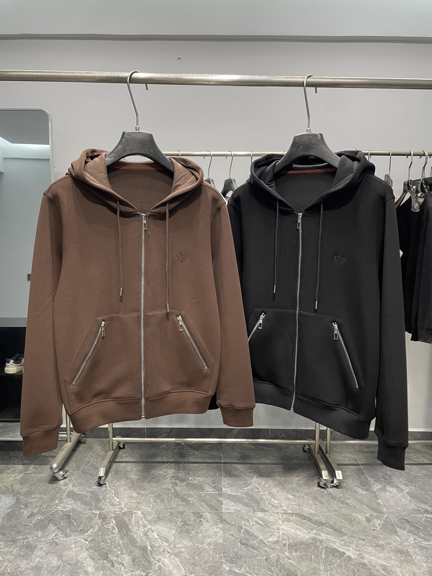 NO:530988,LFW autumn and winter new classic versatile men's hooded sweatshirt cardigan jacket!  The exquisite embroidery logo embellishes the chest. Classic without losing the details. The combined cut, the zippered pockets on both sides. The fabric adopts a frosted air layer. It is known as a breathable fabric. Through the structural design, the fabric is made of three pieces of inner, middle and outer fabric structures, thus forming an air interlayer in the fabric. It has good fluffyness and a Q-stretchy feel to form a static air layer, thereby achieving warmth, good wrinkle resistance, soft and comfortable, skin-friendly, smooth and breathable warm fabric has a good backbone, and the overall body is firm!  Color brown, black Size M-3XL Size reference M Size shoulder width 49 bust 106 sleeve length 61 clothes length 64 L Size shoulder width 50 bust 110 sleeve length 62 clothes length 65 XL Size shoulder width 51 bust 114 sleeve length 63 clothes length 66 2XL Size shoulder width 52 bust 118 sleeve length 64 clothes length 67 3XL Size shoulder width 53 bust 122 sleeve length 65 clothes length 68, hoodie, sweatshirts, jackets & coats,hats,alexander wang19860909LFW秋冬新款经典百搭男士连帽卫衣开衫外套！胸口精致刺绣logo点缀 经典而不失细节亮点,合体的剪裁,两侧拉链口袋,面料采用磨毛空气层 ,被誉为会呼吸的面料,通过结构设计采用里、中、外三片的织物结构,从而在织物中形成空气夹层,蓬松性好,手感Q弹力,以形成静止空气层,从而达到保暖效果,抗皱性佳入手柔软舒适,亲肤爽滑透气保暖面料整体又有着很好的骨干,整体上身挺括！ 颜色咖色、黑色 尺码M-3XL 尺寸参考 M码肩宽49胸围106袖长61衣长64 L码肩宽50胸围110袖长62衣长65 XL码肩宽51胸围114袖长63衣长66 2XL码肩宽52胸围118袖长64衣长67 3XL码肩宽53胸围122袖长65衣长68,,hoodie,sweatshirts,jackets & coats,hats,alexander wang,Men's clothing