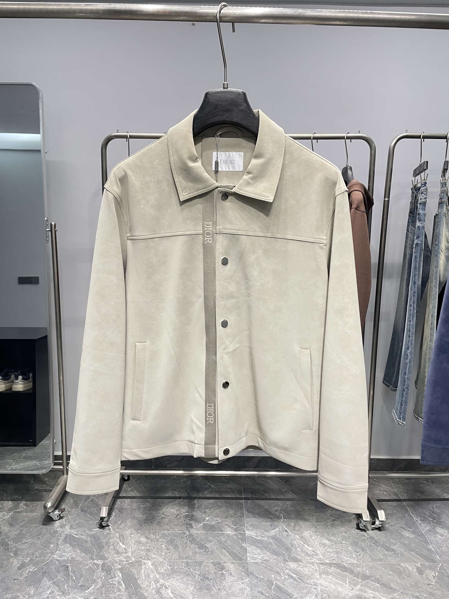 。CD25FW秋冬新款麂皮绒环保皮革翻领夹克，男士经典字母标识压纹衬衫式皮衣夹克外套！贸易公司渠道稀出，