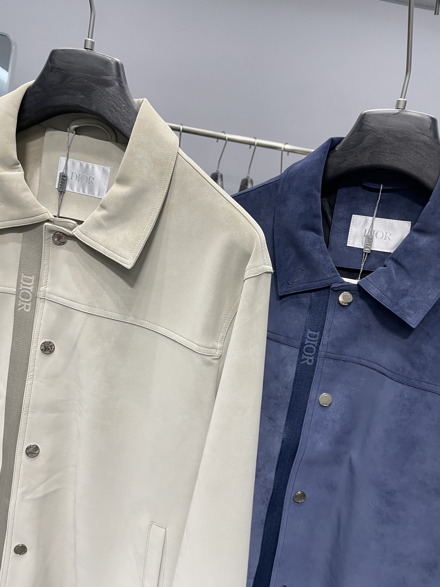 。CD25FW秋冬新款麂皮绒环保皮革翻领夹克，男士经典字母标识压纹衬衫式皮衣夹克外套！贸易公司渠道稀出，