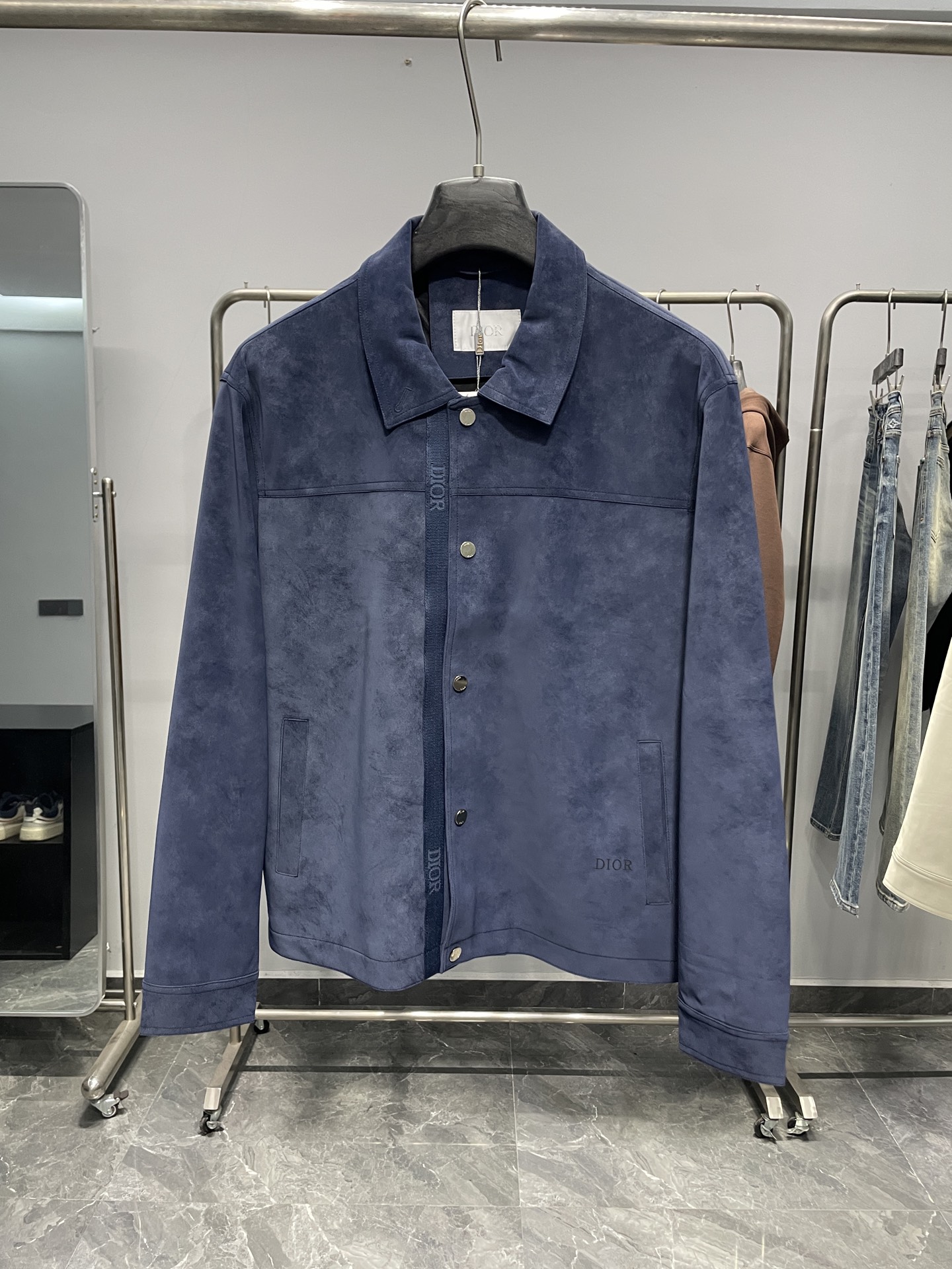 。CD25FW秋冬新款麂皮绒环保皮革翻领夹克，男士经典字母标识压纹衬衫式皮衣夹克外套！贸易公司渠道稀出，