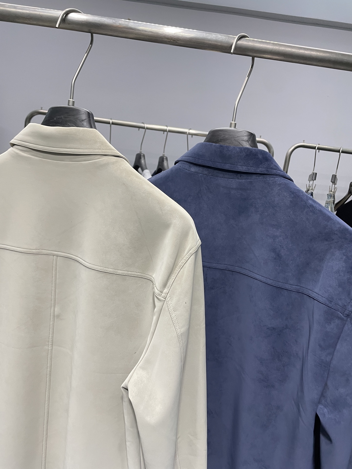 。CD25FW秋冬新款麂皮绒环保皮革翻领夹克，男士经典字母标识压纹衬衫式皮衣夹克外套！贸易公司渠道稀出，