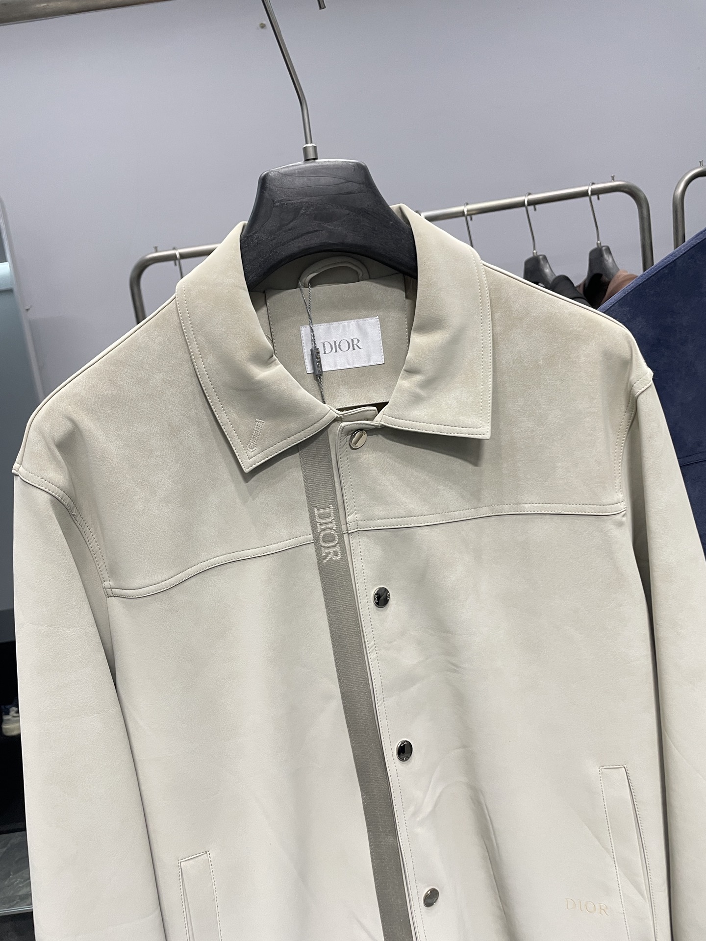 。CD25FW秋冬新款麂皮绒环保皮革翻领夹克，男士经典字母标识压纹衬衫式皮衣夹克外套！贸易公司渠道稀出，