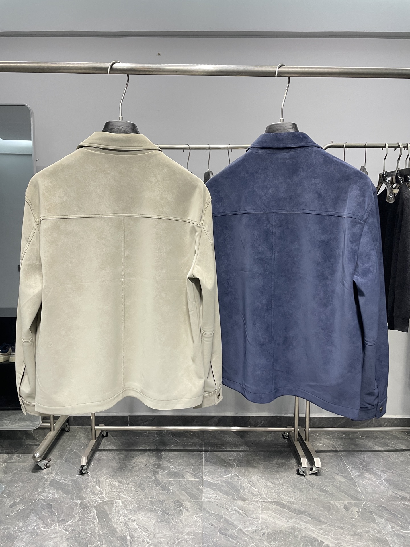 。CD25FW秋冬新款麂皮绒环保皮革翻领夹克，男士经典字母标识压纹衬衫式皮衣夹克外套！贸易公司渠道稀出，