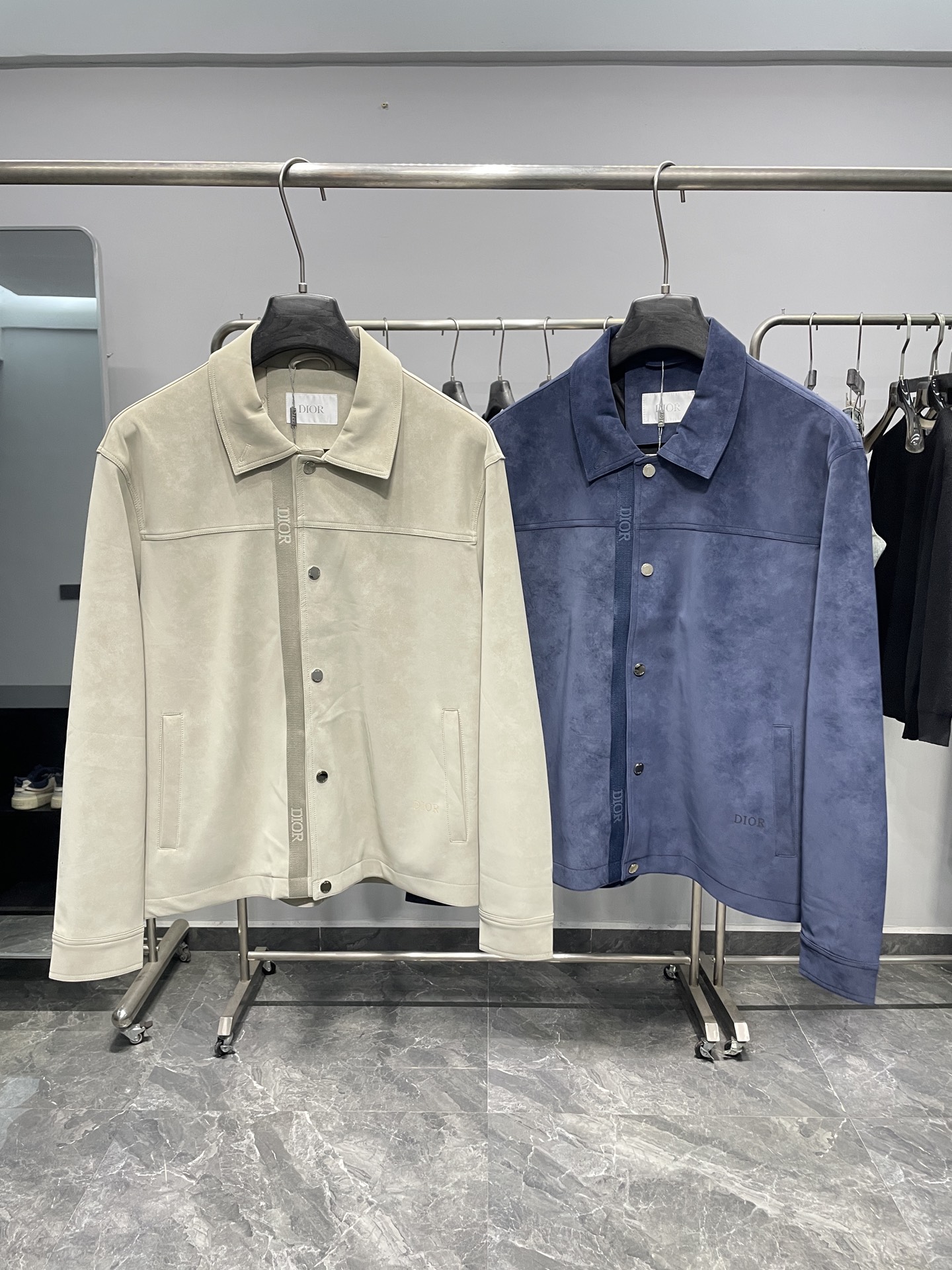 NO:530873,CD25FW autumn and winter new suede eco-friendly leather lapel jacket, classic letter logo embossed shirt-style leather jacket jacket for men!  Trading companies have sparse channels and are on sale on the leading official website!  Men's high-end urban style lapel jacket. Platinum-grade tasting something!  D home hot elements portray, smooth and delicate suede fabric, lined with dark patterns, jacquard letter logo, a wonderful item with an excellent temperament!  When I encounter such an excellent product, I am willing to call it the strongest!  The style of this shirt jacket is very distinctive and unique, with details of letter webbing, engraved metal snap buckles, and the lining is designed with dark-patterned jacquard letter patterns, highlighting the fashionable atmosphere, emphasizing the classic soul texture, highlighting the beauty of luxury and fashion!  This style really has a natural high street beauty, which meets all your outfit needs and allows you to look down on the whole world with trends!  The smooth and delicate suede fabric is crisp and comfortable, with a soft texture. The simple lines and contours are easy to wear to create a decent and elegant texture. The suede texture has a retro feel and a strong autumn and winter atmosphere. The rich but not ostentatious easily shows the affinity and high-end sense of the clothing!  It has a heavy texture, exquisite details, loose and stylish, full of silhouette and layering. It has excellent style and unparalleled upper body effect. It is destined to be an excellent styling item that goes out, with a great return rate!  Color apricot color, blue Size S-XXL Size reference S S shoulder width 49cm-bust 112cm-length 65cm-sleeve length 60cm M shoulder width 50cm-bust 116cm-length 67cm-sleeve length 61cm L shoulder width 51cm-bust 120cm-length 69cm-sleeve length 62cm XL shoulder width 52cm-bust 124cm-length 71cm-sleeve length 63cm XXL shoulder width 53cm-bust 128cm-length 73cm-sleeve length 64cm Size recommended (standard version) Height 174-140 catties, try on M size appropriately!  A boy can choose S code within 130 catties, a M code for 130-143 catties, a L code for 143-156 catties, a XL code for 156-170 catties, and a XXL code for 170-186 catties!  ,dior,jackets & coats,jackets & coats,shirts,leather jacket,chamois leather,alexander wang19860909CD25FW秋冬新款麂皮绒环保皮革翻领夹克,男士经典字母标识压纹衬衫式皮衣夹克外套！贸易公司渠道稀出,领先官网发售！男士高端都市风尚翻领外套.白金级品鉴心水之物！D家热元素刻画,顺滑细腻的麂皮绒面料,内衬暗纹提花字母标识,一款气质绝伦的妙曼单品！ 遇到一款如此的绝佳产物,我愿意称之其为最强！此款衬衣夹克的风格十分之鲜明独特,字母织带细节,刻字金属按扣开合,内衬采用暗纹提花字母图案设计,彰显时髦气息,着重强调经典的灵魂质感,凸显奢华时尚之美！此款真的有着浑然天成的高街美感,满足你的一切穿搭所需,让你用潮流俯视整个世界！ 顺滑细腻的麂皮绒面料,挺括舒适,质地柔软,简洁的线条廓形容易穿出得体优雅的质感,麂皮绒质地具有复古感和浓浓秋冬气息的颜色,浓郁却不张扬的轻松就展现出了服装的亲和力和高级感！重磅质感,细节精致感十足,宽松有范,廓形、层次感十足.版型绝佳,上身效果无与伦比,注定属于出街的优秀造型单品,回头率爆表！ 颜色杏色、蓝色 尺码S-XXL 尺寸参考 S码肩宽49cm-胸围112cm-衣长65cm-袖长60cm M码肩宽50cm-胸围116cm-衣长67cm-袖长61cm L码肩宽51cm-胸围120cm-衣长69cm-袖长62cm XL码肩宽52cm-胸围124cm-衣长71cm-袖长63cm XXL码肩宽53cm-胸围128cm-衣长73cm-袖长64cm 尺码推荐（标准版型） 身高174-140斤,试穿M码合适！ 男生体重130斤以内选择S码,130-143斤选择M码,143-156斤选择L码,156-170斤选择XL码,170-186斤选择XXL码！,,dior,jackets & coats,jackets & coats,shirts,leather jacket,chamois leather,alexander wang,Men's clothing