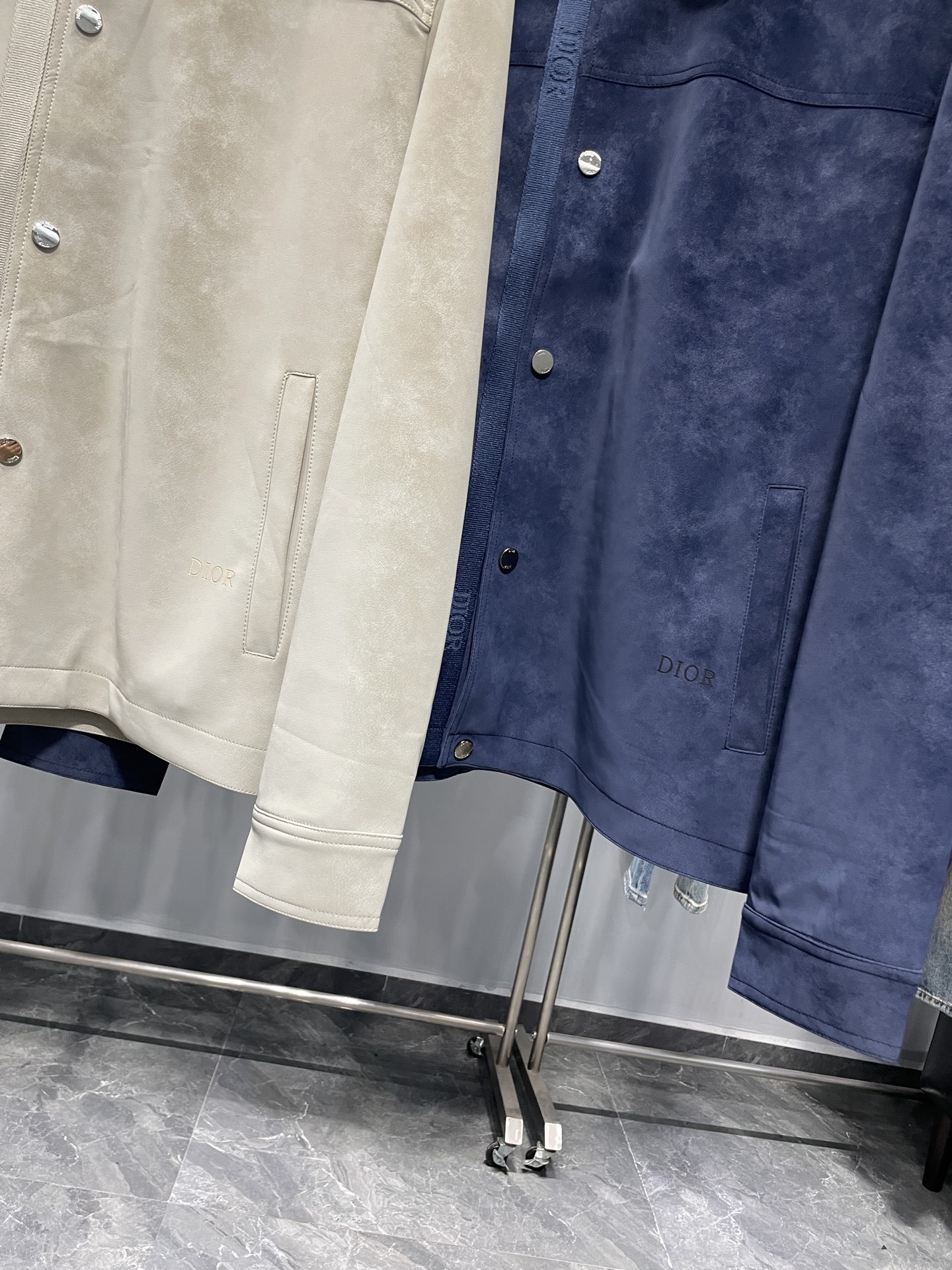 。CD25FW秋冬新款麂皮绒环保皮革翻领夹克，男士经典字母标识压纹衬衫式皮衣夹克外套！贸易公司渠道稀出，