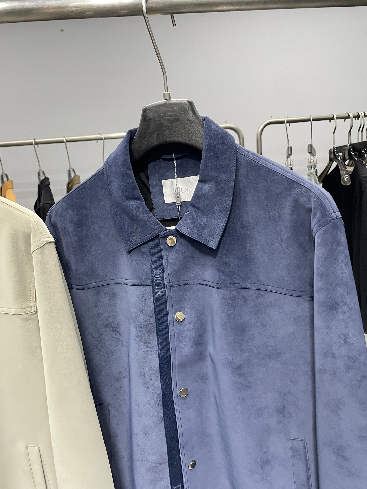 。CD25FW秋冬新款麂皮绒环保皮革翻领夹克，男士经典字母标识压纹衬衫式皮衣夹克外套！贸易公司渠道稀出，