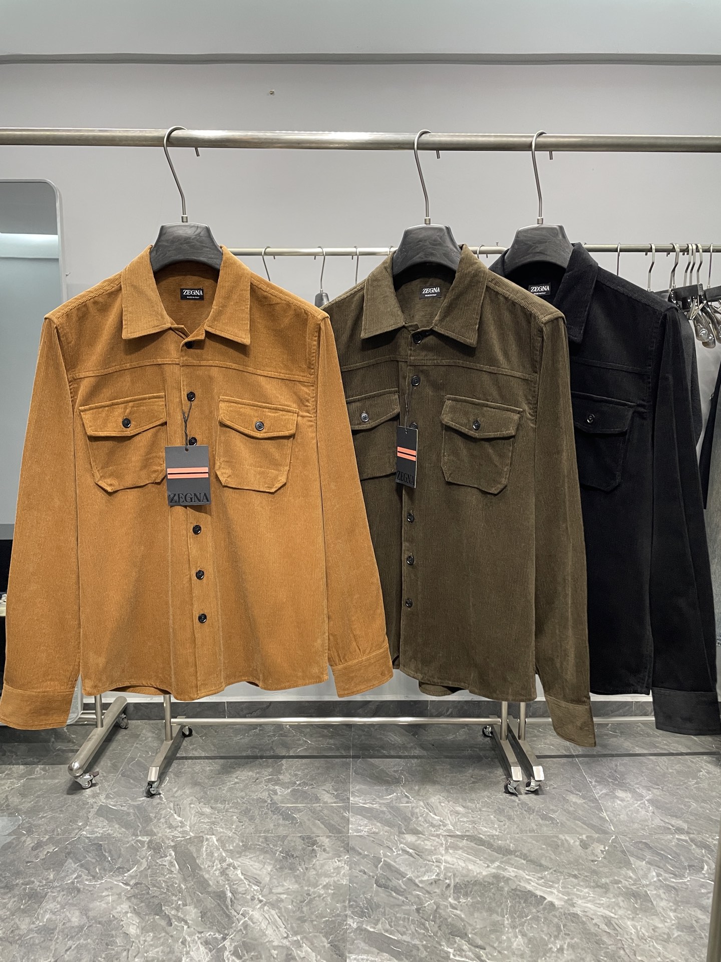 NO:530875,EZ25FW autumn and winter new corduroy cotton lapel shirt, classic double pocket loose casual striped long-sleeved shirt for men!  Trading companies have sparse channels and are released on the official website at the same time!  In the vast world of fashion, there are always some items that can stand out with their unique charm and become the focus of everyone's attention. Z's corduroy shirt is one of them!  It is like a bright star, emitting unique light among many costumes, attracting every soul who pursues quality and fashion!  The shirt is made of custom-made corduroy cotton material, and the vertical stripes on the surface of the fabric are clearly visible, just like the exquisite traces left by time, each stripe tells a unique story!  The texture is crisp, and you can show a neat and generous temperament without too much modification when wearing it!  The classic double pocket design on the chest is not a simple decoration. It is not only practical, but also adds a rich sense of layering to the shirt visually!  The horn buckles engraved with the brand logo, each horn buckle has been carefully selected and made. The surface is smooth and delicate, and the texture is clear and natural!  The carvings of the brand logo are even more meticulous, and each letter is clearly visible, demonstrating the brand's high-end quality and unique charm!  The loose style design breaks the constraints of traditional shirts and gives people a sense of freedom and casualness!  It doesn’t pick on the figure, whether you are tall and slender, or small, you can easily control it. When you wear it, you can stretch your body to the fullest without worrying about the tightness of your clothes!  Color brown, military green, black Size S-XL Size reference S S shoulder width 46cm-bust 110cm-length 73cm-sleeve length 64cm M Shoulder width 47cm-bust 114cm-length 74cm-sleeve length 65cm L Shoulder width 48cm-bust 118cm-length 75cm-sleeve length 66cm XL Shoulder width 50cm-bust 122cm-length 77cm-sleeve length 67cm Size recommended (loose style) Height 174-140 catties, try on size M!  A boy can choose S code within 138 catties, a M code for 138-153 catties, a L code for 153-168 catties, and a XL code for 168-183 catties!  ,shirts,alexander wang19860909EZ25FW秋冬新款灯芯绒全棉翻领衬衣,男士经典双口袋宽松休闲条纹长袖衬衫！贸易公司渠道稀出,同步官网发售！在时尚的广袤天地中,总有一些单品能够凭借独特魅力脱颖而出,成为众人瞩目的焦点,Z家灯芯绒衬衫便是其中之一！它宛如一颗璀璨的星辰,在众多服饰中散发着独有的光芒,吸引着每一个追求品质与时尚的灵魂！ 该衬衫采用客供定制灯芯绒全棉材质,其面料表面竖条纹肌理清晰可见,如同岁月留下的精致痕迹,每一道条纹都诉说着独特的故事！质地挺括,穿上它无需过多的修饰,便能展现出一种利落、大方的气质！胸前经典的双口袋设计并非简单的装饰,不仅具有实用性,更在视觉上为衬衫增添了丰富的层次感！刻有品牌Logo的牛角扣,每一颗牛角扣都经过精心挑选和制作,其表面光滑细腻,纹理清晰自然！品牌Logo的雕刻更是精细入微,每一个字母都清晰可辨,彰显着品牌的高端品质和独特魅力！宽松版型的设计,这种版型打破了传统衬衫的束缚感,给人一种自由、随性的感觉！它不挑身材,无论你是高挑修长,还是小巧玲珑,都能轻松驾驭,穿上它你可以尽情地舒展身体,无需担心衣服的紧绷感！ 颜色棕色、军绿色、黑色 尺码S-XL 尺寸参考 S码肩宽46cm-胸围110cm-衣长73cm-袖长64cm M码肩宽47cm-胸围114cm-衣长74cm-袖长65cm L码肩宽48cm-胸围118cm-衣长75cm-袖长66cm XL码肩宽50cm-胸围122cm-衣长77cm-袖长67cm 尺码推荐（宽松版型） 身高174-140斤,试穿M码合适！ 男生体重138斤以内选择S码,138-153斤选择M码,153-168斤选择L码,168-183斤选择XL码！,,shirts,alexander wang,Men's clothing