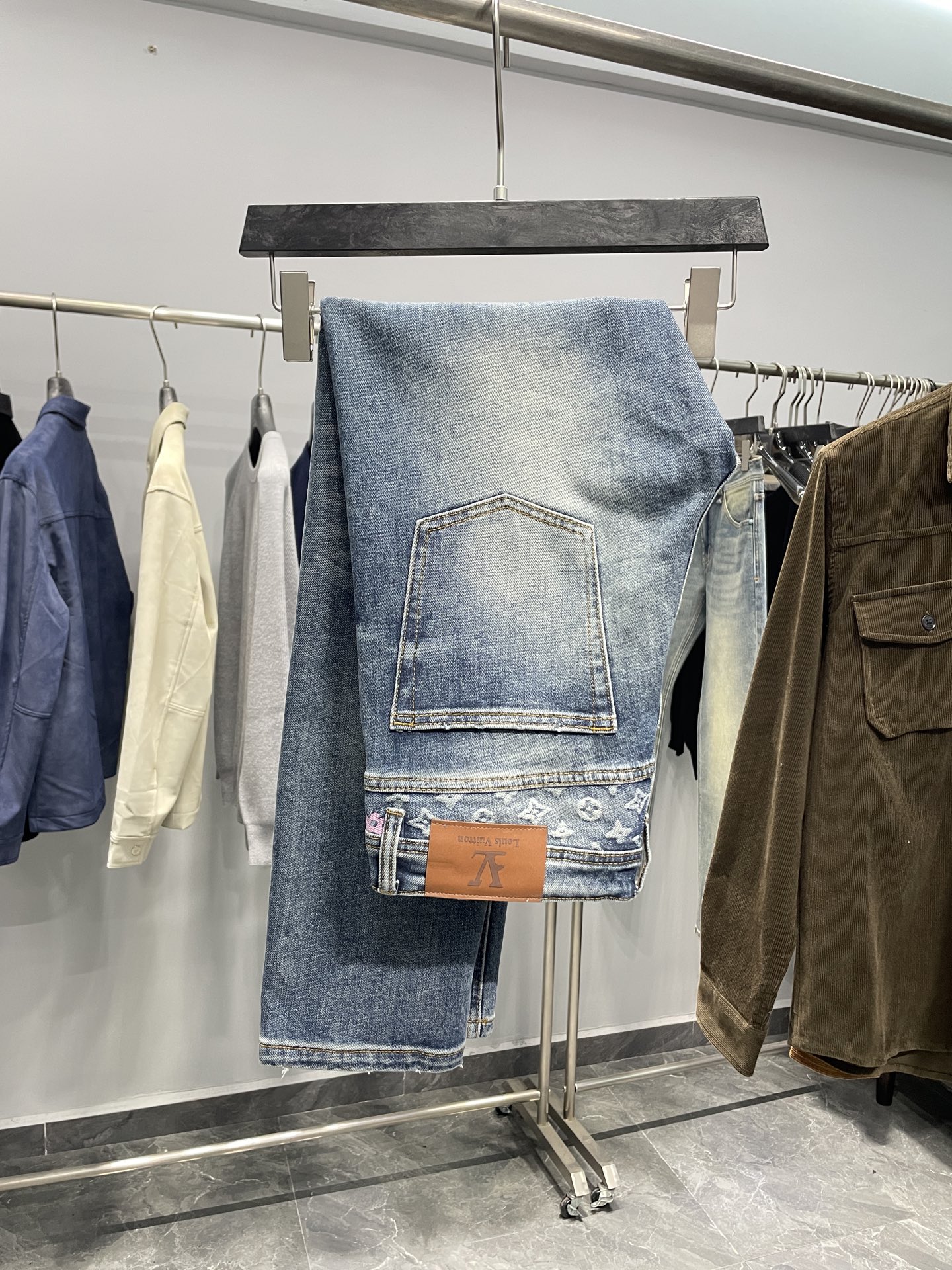 NO:530879,1V25FW autumn and winter new blue wash grinding white denim jeans, classic presbyterian logo jacquard straight slim jeans for men!  Trading companies have sparse channels and are on sale on the leading official website!  V Home's new jeans have become the darling of the fashion industry with their unique fabrics, exquisite details and perfect fit!  It is not just a pair of pants, but also a symbol of attitude towards life and a relentless pursuit of quality and fashion!  These jeans are made of custom blue denim fabrics in custom blue denim, each fiber is woven tightly and orderly, giving the pants a tough and durable nature!  The pants are washed and grinded with whitening process, giving the pants a fashionable visual effect. The originally deep blue color presents a layered sense of varying depths under the scrubbing and grinding!  The classic presbyterian logo jacquard design at the waist of the pants is like an exquisite artistic scroll, slowly unfolding on the waist of the pants!  As the iconic element of the brand, the presbyopia pattern carries the brand’s long history and profound cultural heritage!  And he also spared no effort in the selection of hardware accessories. Every detail of the customized brand engraved hardware accessories has been carefully crafted!  The zipper is extremely smooth, as if it is given agile vitality. With a slight pull, you can feel its smooth movement without any lag!  The embossed leather label patches at the back waist are full of details!  The slim straight-fitting style is a perfect combination of fashion and practicality. It is neither too restrictive like tights and makes people feel uncomfortable, nor too casual like loose pants and lacks style!  This style can cleverly fit the body curves, showing the slenderness and straightness of the legs. From the waist to the trouser legs, the lines are smooth and natural, as if they have been carefully designed!  Color blue Size 30-38 (no 35, 37) Size reference 30 size waist 78cm-Hip circumference 94cm-front 26cm-thigh circumference 58cm-trouser length 100cm-trouser legs 35cm 31 size waist 81cm-thigh circumference 97cm-front 27cm-thigh circumference 59cm-trouser length 100cm-trouser legs 36cm 32 size waist 84cm-thigh circumference 100cm-front 27cm-thigh circumference 60cm-trouser length 101cm-trouser legs 36cm 33 size waist 87cm-thigh circumference 103cm-front 28cm-thigh circumference 61cm-trouser length 101cm-trouser legs 37cm  34 size waist circumference 90cm-hip circumference 106cm-front 28cm-thigh circumference 62cm-thigh length 102cm-trouser legs 37cm 36 size waist circumference 94cm-thigh circumference 109cm-front 29cm-thigh circumference 63cm-trouser legs 102cm-trouser legs 38cm 38 size waist circumference 98cm-thigh circumference 112cm-front 29cm-thigh circumference 64cm-trouser legs 102cm-trouser legs 38cm Size recommendation (standard version) Height 174-140 catties, try on 32 sizes appropriate!  A boy can choose 30 digits within 130 catties, 31 digits for 130-138 catties, 32 digits for 138-148 catties, 33 digits for 148-158 catties, 34 digits for 158-168 catties, 36 digits for 168-178 catties, and 38 digits for 178-188 catties!  , jeans,alexander wang198609091V25FW秋冬新款蓝色水洗磨白丹宁牛仔裤,男士经典老花标识提花直筒修身牛仔长裤！贸易公司渠道稀出,领先官网发售！V家新款牛仔裤以其独特的面料、精致的细节和完美的版型,成为了时尚界的宠儿！它不仅仅是一条裤子,更是一种生活态度的象征,一种对品质与时尚的不懈追求！ 这款牛仔裤采用客供定制蓝色丹宁牛仔面料,每一根纤维都紧密而有序地交织在一起,赋予了裤子坚韧且耐穿的特性！成裤经过水洗磨白工艺处理,赋予了裤子时髦的视觉效果,原本深沉的蓝色,在水洗与磨白的雕琢下,呈现出深浅不一的层次感！裤腰处经典老花标识提花设计,宛如一幅精致的艺术画卷,在裤腰上徐徐展开！老花图案作为品牌的标志性元素,承载着品牌悠久的历史与深厚的文化底蕴！ 而在五金配件的选择上同样不遗余力,客供定制的品牌刻印五金配件,每一个细节都经过精心雕琢！拉链顺滑无比,仿佛被赋予了灵动的生命力,轻轻一拉,便能感受到它那流畅的动作,没有丝毫的卡顿！后腰处的压花皮牌贴饰,更是细节感满满！修身直筒版型,堪称是时尚与实用的完美结合,它既不像紧身裤那样过于束缚,让人感到不适,也不像宽松裤那样过于随意,缺乏型格！这种版型能够巧妙地贴合身体曲线,展现出腿部的修长与笔直,从腰部到裤脚,线条流畅自然,仿佛是被精心设计过的一般！ 颜色蓝色 尺码30-38（无35、37） 尺寸参考 30码腰围78cm-臀围94cm-前档26cm-大腿围58cm-裤长100cm-裤脚35cm 31码腰围81cm-臀围97cm-前档27cm-大腿围59cm-裤长100cm-裤脚36cm 32码腰围84cm-臀围100cm-前档27cm-大腿围60cm-裤长101cm-裤脚36cm 33码腰围87cm-臀围103cm-前档28cm-大腿围61cm-裤长101cm-裤脚37cm 34码腰围90cm-臀围106cm-前档28cm-大腿围62cm-裤长102cm-裤脚37cm 36码腰围94cm-臀围109cm-前档29cm-大腿围63cm-裤长102cm-裤脚38cm 38码腰围98cm-臀围112cm-前档29cm-大腿围64cm-裤长102cm-裤脚38cm 尺码推荐（标准版型） 身高174-140斤,试穿32码合适！ 男生体重130斤以内选择30码,130-138斤选择31码,138-148斤选择32码,148-158斤选择33码,158-168斤选择34码,168-178斤选择36码,178-188斤选择38码！,,jeans,alexander wang,Men's clothing