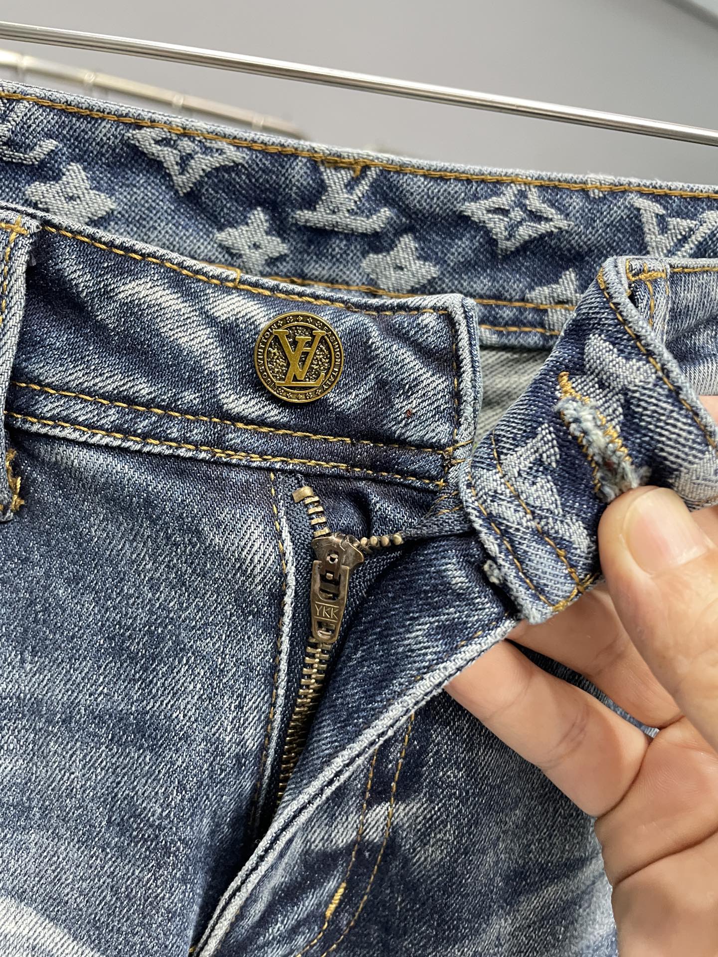 。 1V25FW秋冬新款蓝色水洗磨白丹宁牛仔裤，男士经典老花标识提花直筒修身牛仔长裤！贸易公司渠道稀出，