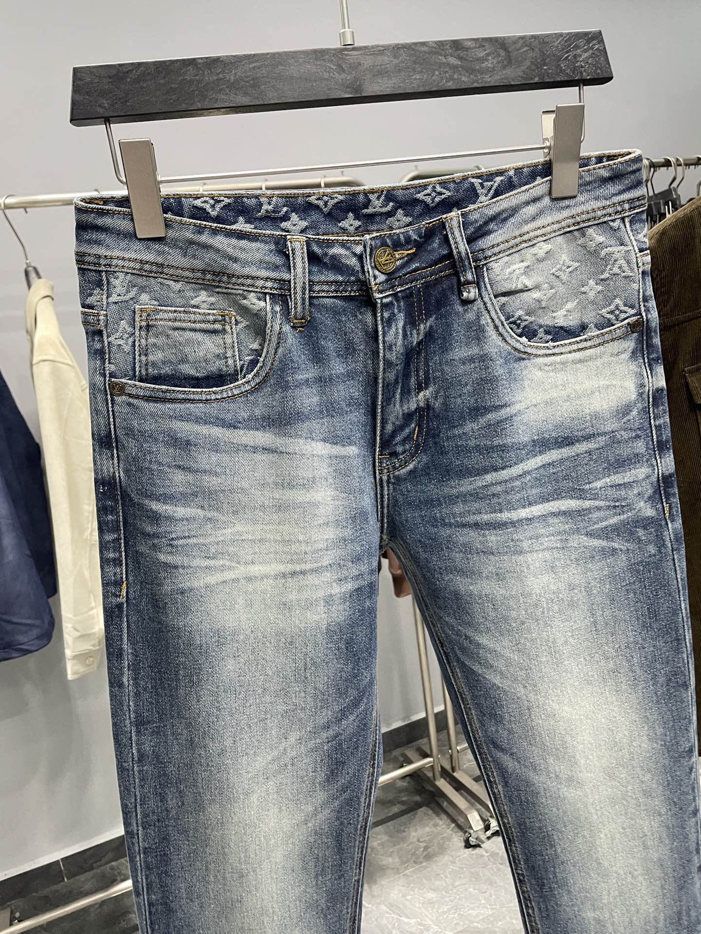 。 1V25FW秋冬新款蓝色水洗磨白丹宁牛仔裤，男士经典老花标识提花直筒修身牛仔长裤！贸易公司渠道稀出，