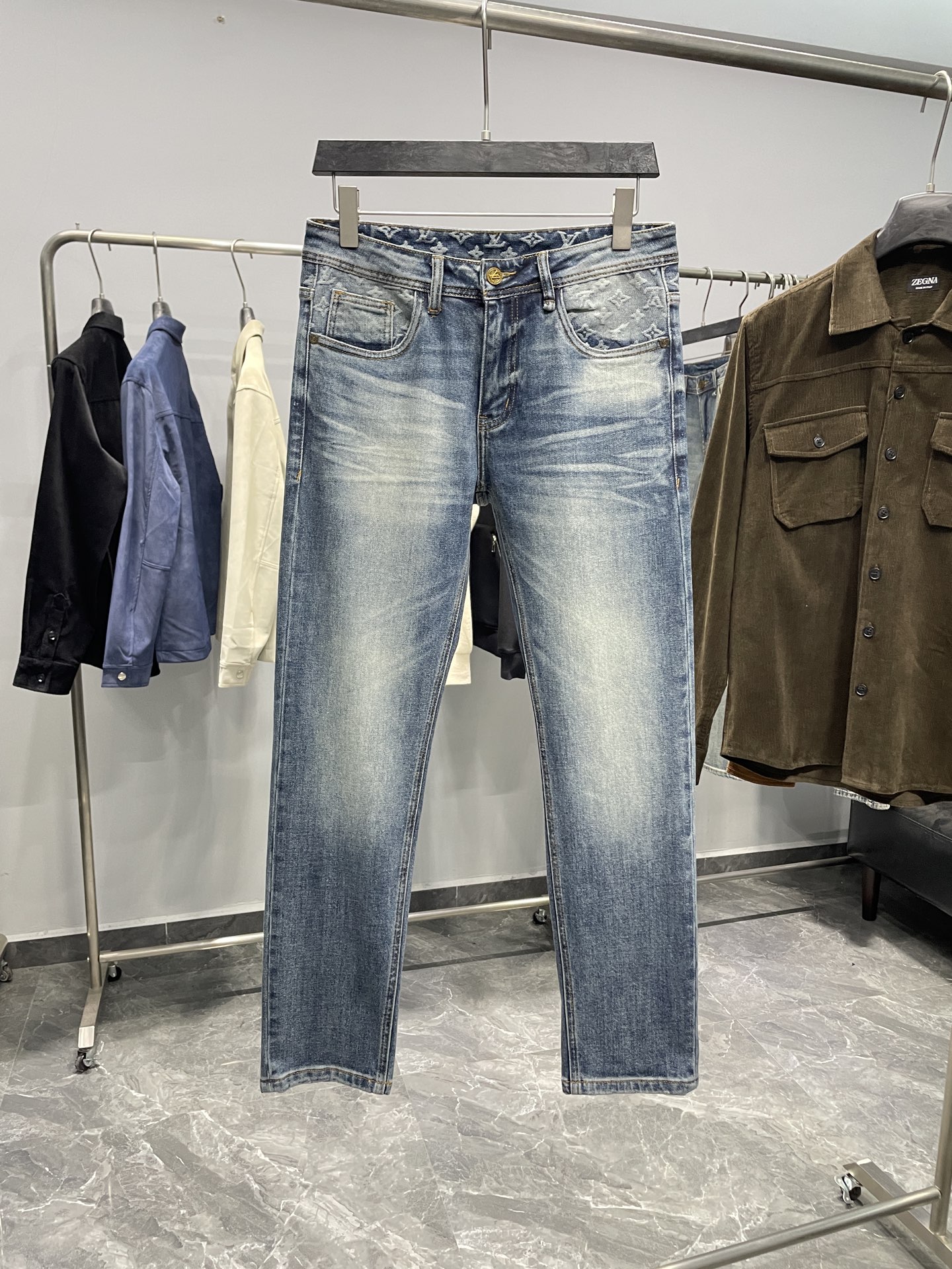 。 1V25FW秋冬新款蓝色水洗磨白丹宁牛仔裤，男士经典老花标识提花直筒修身牛仔长裤！贸易公司渠道稀出，