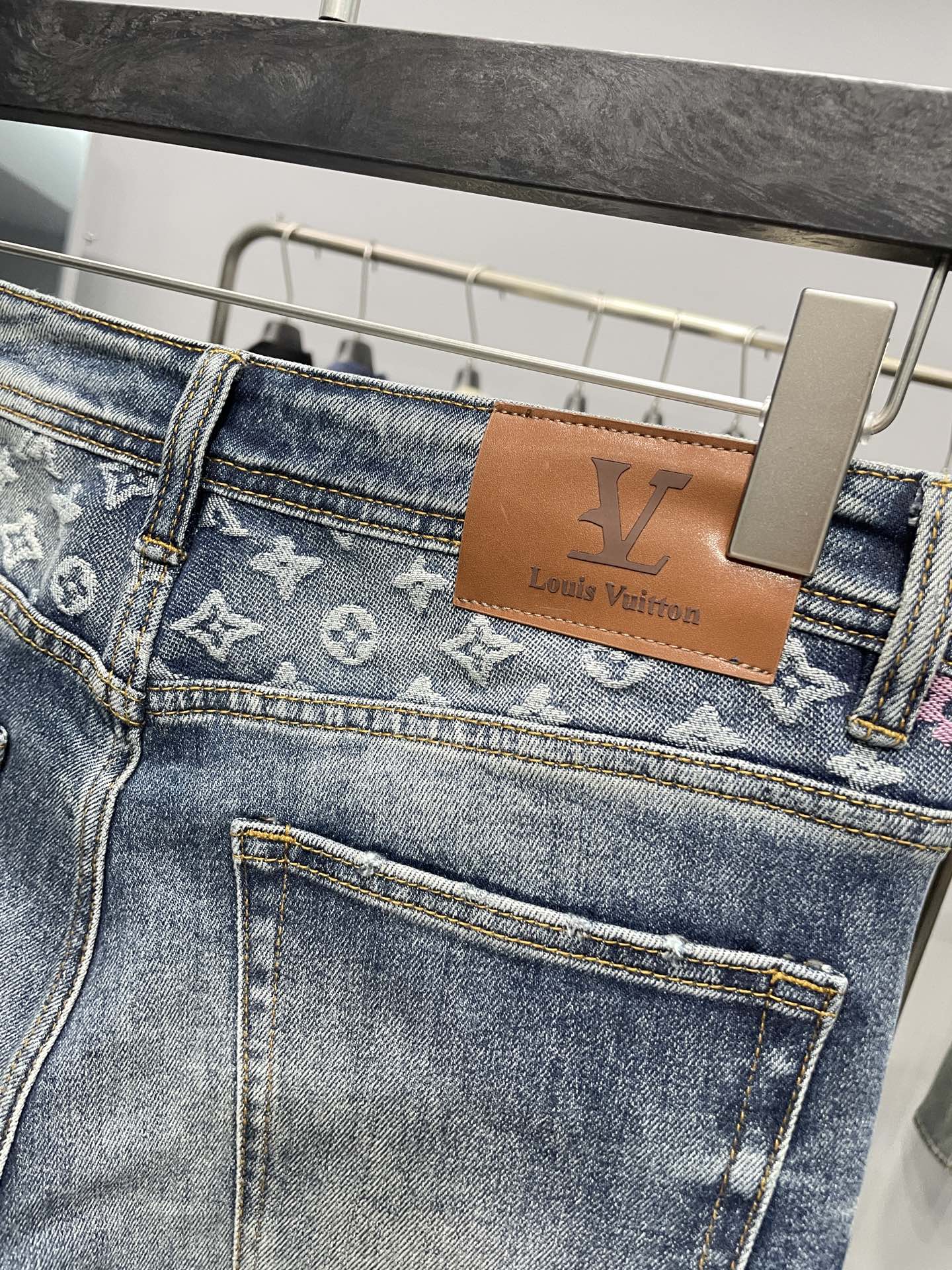 。 1V25FW秋冬新款蓝色水洗磨白丹宁牛仔裤，男士经典老花标识提花直筒修身牛仔长裤！贸易公司渠道稀出，