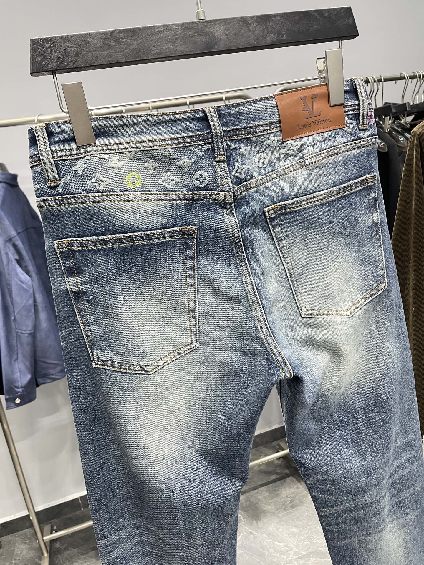 。 1V25FW秋冬新款蓝色水洗磨白丹宁牛仔裤，男士经典老花标识提花直筒修身牛仔长裤！贸易公司渠道稀出，