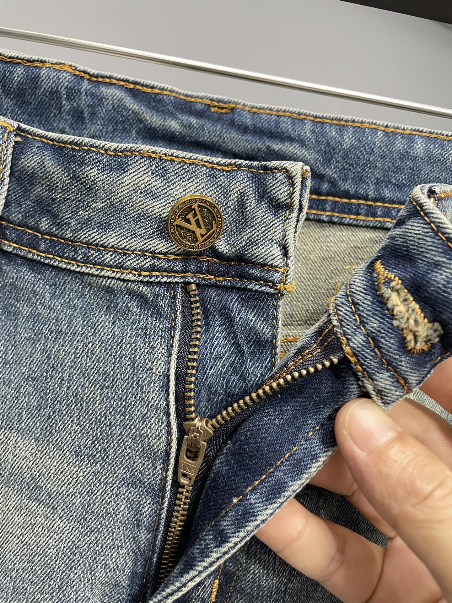 。 ～1V25FW秋冬新款蓝色水洗磨白棉质牛仔裤，男士宝石皮标铭牌时尚百搭修身牛仔长裤！贸易公司渠道稀出