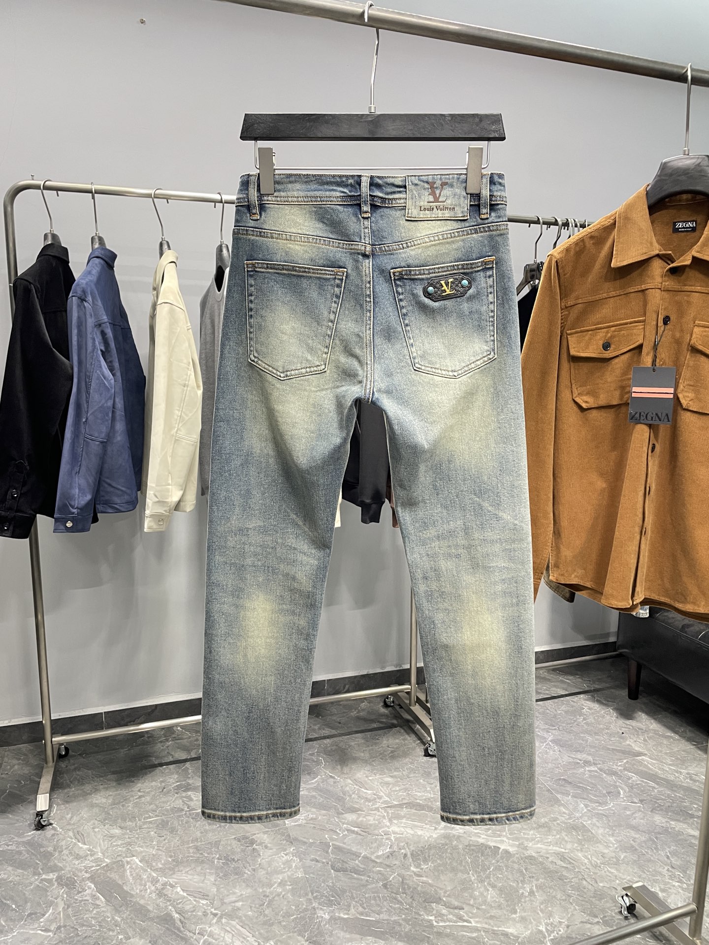 。 ～1V25FW秋冬新款蓝色水洗磨白棉质牛仔裤，男士宝石皮标铭牌时尚百搭修身牛仔长裤！贸易公司渠道稀出