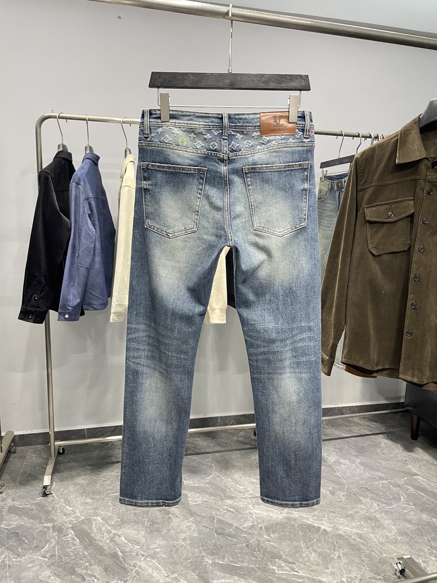 。 1V25FW秋冬新款蓝色水洗磨白丹宁牛仔裤，男士经典老花标识提花直筒修身牛仔长裤！贸易公司渠道稀出，