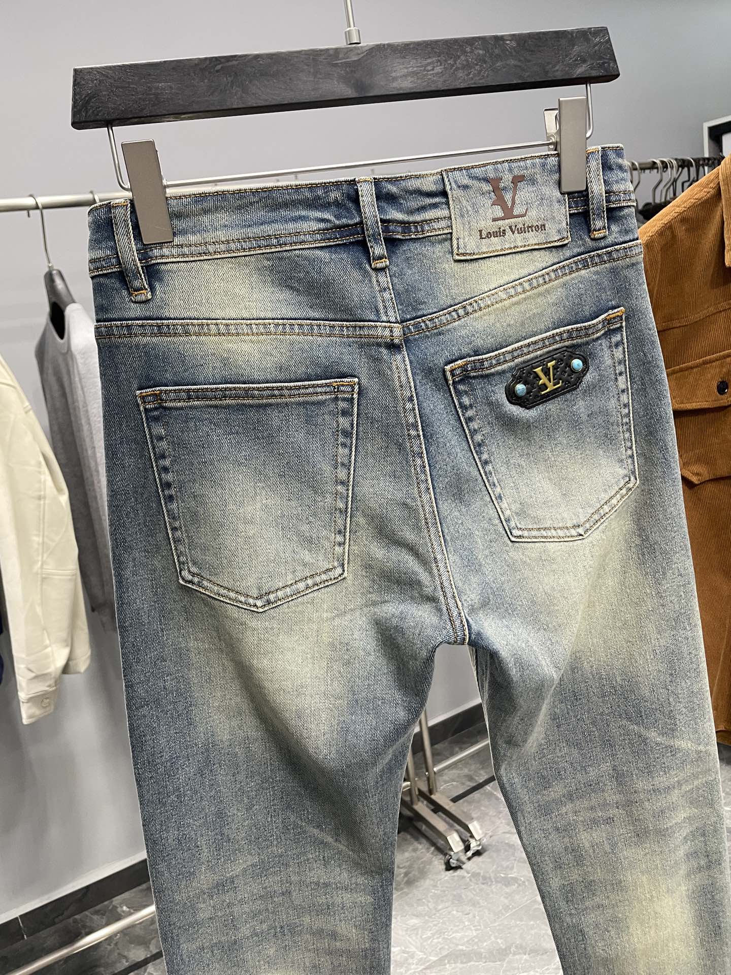 。 ～1V25FW秋冬新款蓝色水洗磨白棉质牛仔裤，男士宝石皮标铭牌时尚百搭修身牛仔长裤！贸易公司渠道稀出