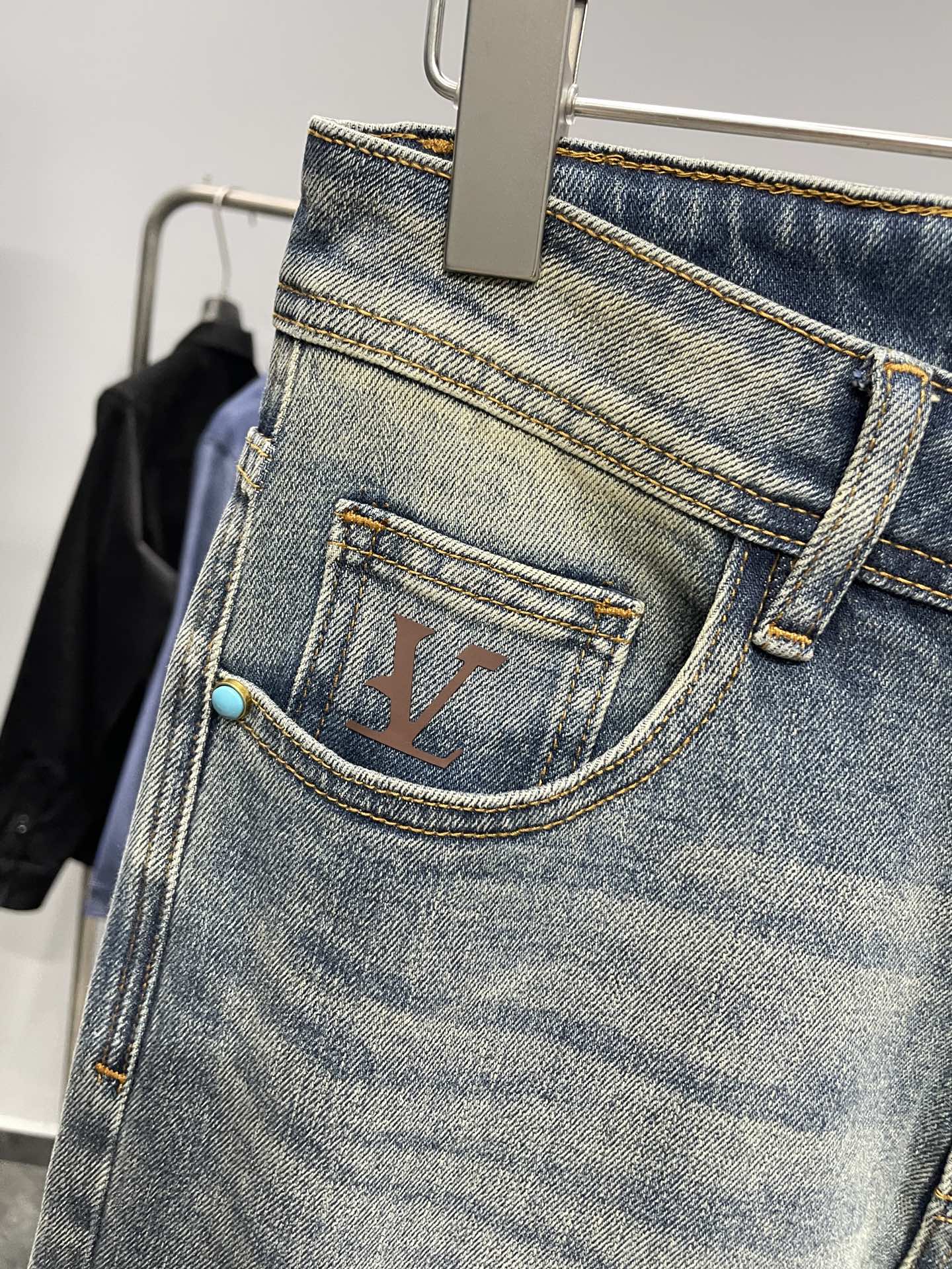 。 ～1V25FW秋冬新款蓝色水洗磨白棉质牛仔裤，男士宝石皮标铭牌时尚百搭修身牛仔长裤！贸易公司渠道稀出