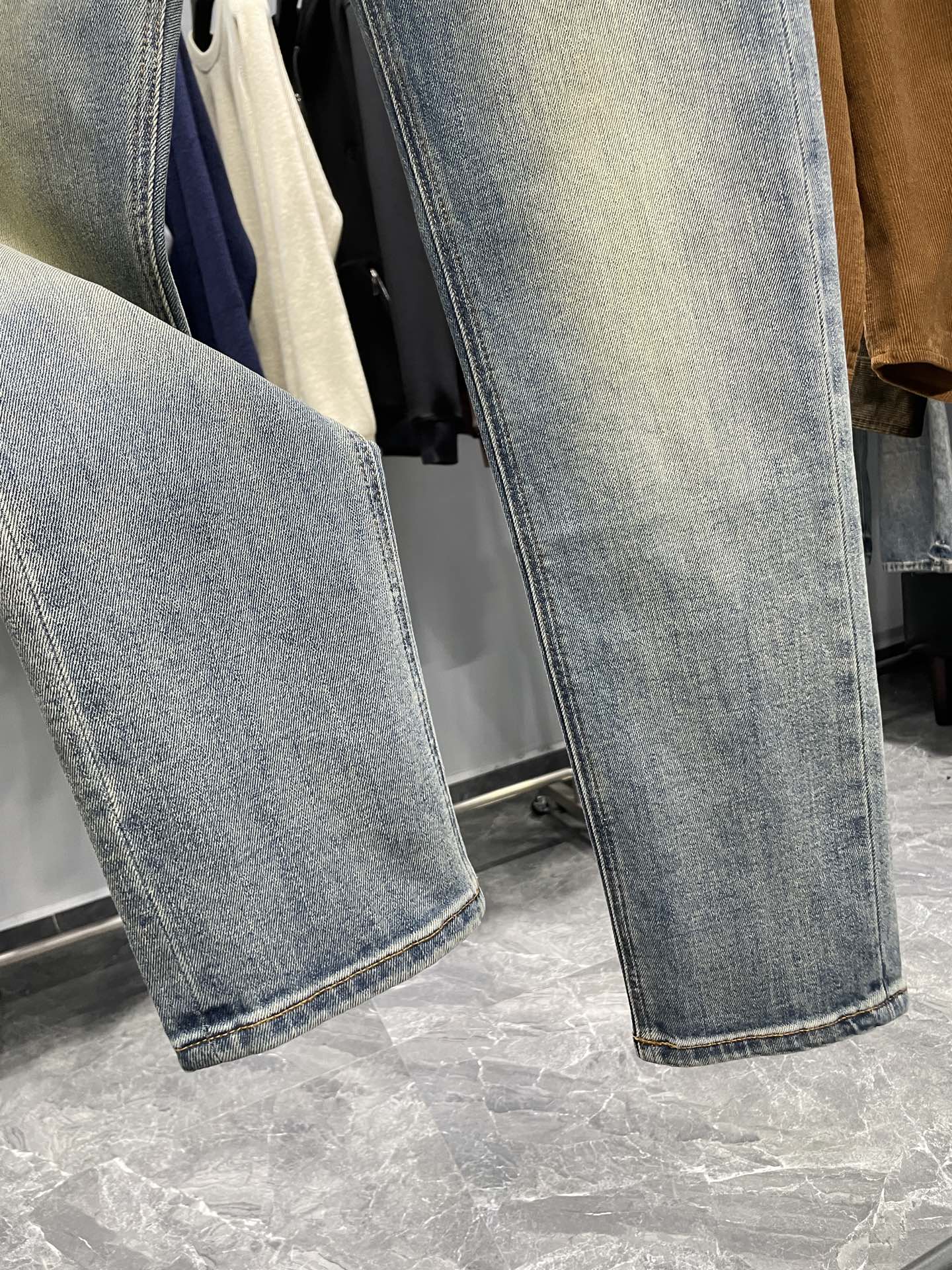 。 ～1V25FW秋冬新款蓝色水洗磨白棉质牛仔裤，男士宝石皮标铭牌时尚百搭修身牛仔长裤！贸易公司渠道稀出