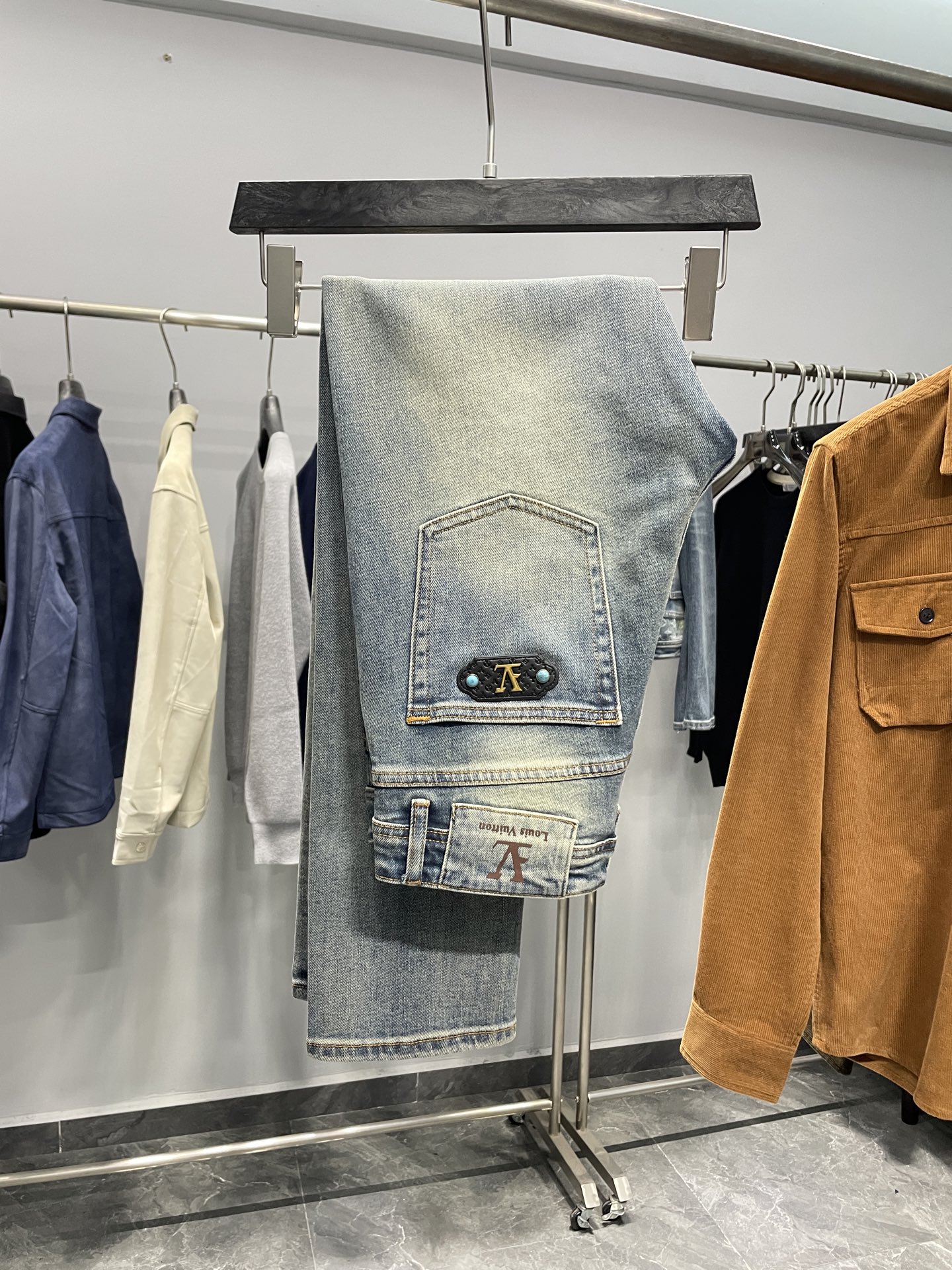 NO:530877,~1V25FW autumn and winter new blue wash grinding white cotton jeans, men's gem leather label nameplate fashionable and versatile slim jeans!  Trading companies have sparse channels and are on sale on the leading official website!  V Home's new straight-leg jeans have become a classic in the fashion industry with their unique fabric craftsmanship, unique brand logo design, finishing touches and a perfect slim straight-leg jeans!  This jeans are made of custom blue denim jeans, each inch of fabric has been carefully selected, and the delicateness and toughness of the fibers are almost perfect!  The unique and exquisite washing and grinding process presents a natural and layered grinding effect. It is not simply lightening the color, but rather like the gentle mark left by time on jeans. Every trace of grinding is unique and full of story!  The brand logo design in the details is even more ingenious. The exquisite offset V logo in the front pocket echoes the metal leather logo on the back pocket, as if telling the brand's long history and excellent quality!  If the fabric and brand logo design have made this jeans outstanding enough, the gemstone embellishment in the details is the finishing touch. Several exquisite gems are cleverly inlaid in some key parts of the jeans. These gems are not ordinary decorations, but carefully selected high-quality gems!  The slim straight-fitting style is like a skilled tailor, carefully designed based on the curves and proportions of the human body. When you wear these jeans, it will perfectly fit your legs, neither too tight to make you feel bound, nor too loose and appear bloated!  Color blue Size 30-38 (no 35, 37) Size reference 30 size waist 76cm-Hip circumference 96cm-front 26cm-thigh circumference 56cm-trouser length 99cm-trouser legs 34cm 31 size waist 79cm-thigh circumference 98cm-front 27cm-thigh circumference 57cm-trouser length 100cm-trouser legs 35cm 32 size waist 82cm-thigh circumference 101cm-front 27cm-thigh circumference 58cm-trouser length 100cm-trouser legs 36cm 33 size waist 85cm-thigh circumference 104cm-front 28cm-thigh circumference 59cm-trouser length 101cm-trouser legs 37cm  34 size waist 88cm-hip circumference 107cm-front gear 28cm-thigh circumference 60cm-trouser length 101cm-trouser legs 37cm 36 size waist 92cm-thigh circumference 110cm-front gear 29cm-thigh circumference 62cm-trouser length 102cm-trouser legs 38cm 38 size waist 96cm-thigh circumference 112cm-front gear 29cm-thigh circumference 64cm-trouser length 102cm-trouser legs 38cm Size recommendation (standard version) Height 174-140 catties, try on 32 sizes appropriate!  A boy can choose 30 digits within 130 catties, 31 digits for 130-138 catties, 32 digits for 138-148 catties, 33 digits for 148-158 catties, 34 digits for 158-168 catties, 36 digits for 168-178 catties, and 38 digits for 178-188 catties!  , jeans,alexander wang19860909～1V25FW秋冬新款蓝色水洗磨白棉质牛仔裤,男士宝石皮标铭牌时尚百搭修身牛仔长裤！贸易公司渠道稀出,领先官网发售！V家新款直筒牛仔裤以其独特的面料工艺、独具匠心的品牌标识设计、点睛之笔的宝石元素点缀以及完美的修身直筒版型,成为了时尚界的经典之作！ 这款牛仔裤采用客供定制蓝色丹宁牛仔面料,每一寸面料都经过精心挑选,其纤维的细腻程度和韧性都达到了近乎完美的状态！独特而精妙的水洗磨白工艺处理,呈现出自然而富有层次感的磨白效果,并非是简单的颜色变浅,而是仿佛岁月在牛仔裤上留下的温柔印记,每一处磨白的痕迹都独一无二,充满了故事感！细节之处的品牌标识设计更是独具匠心,前幅口袋处精致的胶印V标识,与后兜金属皮标相呼应,仿佛是在诉说着这个品牌悠久的历史和卓越的品质！ 如果说面料和品牌标识设计已经让这条牛仔裤足够出众,那么细节处的宝石元素点缀则堪称是点睛之笔,在牛仔裤的某些关键部位巧妙地镶嵌着几颗精致的宝石,这些宝石并非是普通的装饰品,而是经过精心挑选的高品质宝石！修身直筒版型就像是一位技艺高超的裁缝,根据人体的曲线和比例精心设计而成,当你穿上这条牛仔裤时,它会完美地贴合你的腿部线条,既不会过于紧身让你感到束缚,也不会过于宽松而显得臃肿！ 颜色蓝色 尺码30-38（无35、37） 尺寸参考 30码腰围76cm-臀围96cm-前档26cm-大腿围56cm-裤长99cm-裤脚34cm 31码腰围79cm-臀围98cm-前档27cm-大腿围57cm-裤长100cm-裤脚35cm 32码腰围82cm-臀围101cm-前档27cm-大腿围58cm-裤长100cm-裤脚36cm 33码腰围85cm-臀围104cm-前档28cm-大腿围59cm-裤长101cm-裤脚37cm 34码腰围88cm-臀围107cm-前档28cm-大腿围60cm-裤长101cm-裤脚37cm 36码腰围92cm-臀围110cm-前档29cm-大腿围62cm-裤长102cm-裤脚38cm 38码腰围96cm-臀围112cm-前档29cm-大腿围64cm-裤长102cm-裤脚38cm 尺码推荐（标准版型） 身高174-140斤,试穿32码合适！ 男生体重130斤以内选择30码,130-138斤选择31码,138-148斤选择32码,148-158斤选择33码,158-168斤选择34码,168-178斤选择36码,178-188斤选择38码！,,jeans,alexander wang,Men's clothing