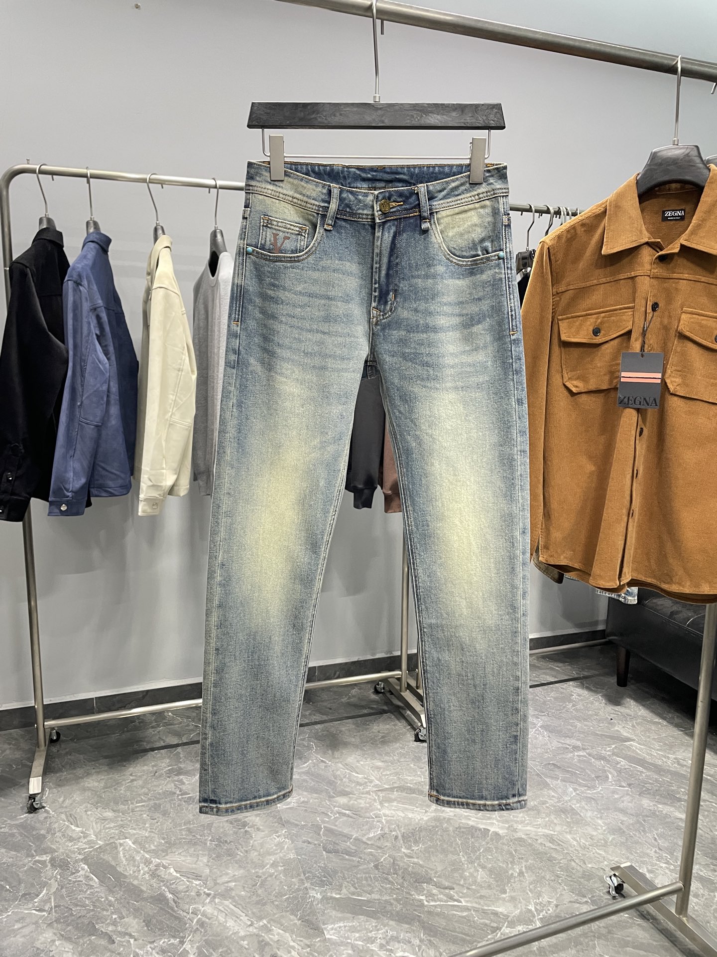 。 ～1V25FW秋冬新款蓝色水洗磨白棉质牛仔裤，男士宝石皮标铭牌时尚百搭修身牛仔长裤！贸易公司渠道稀出