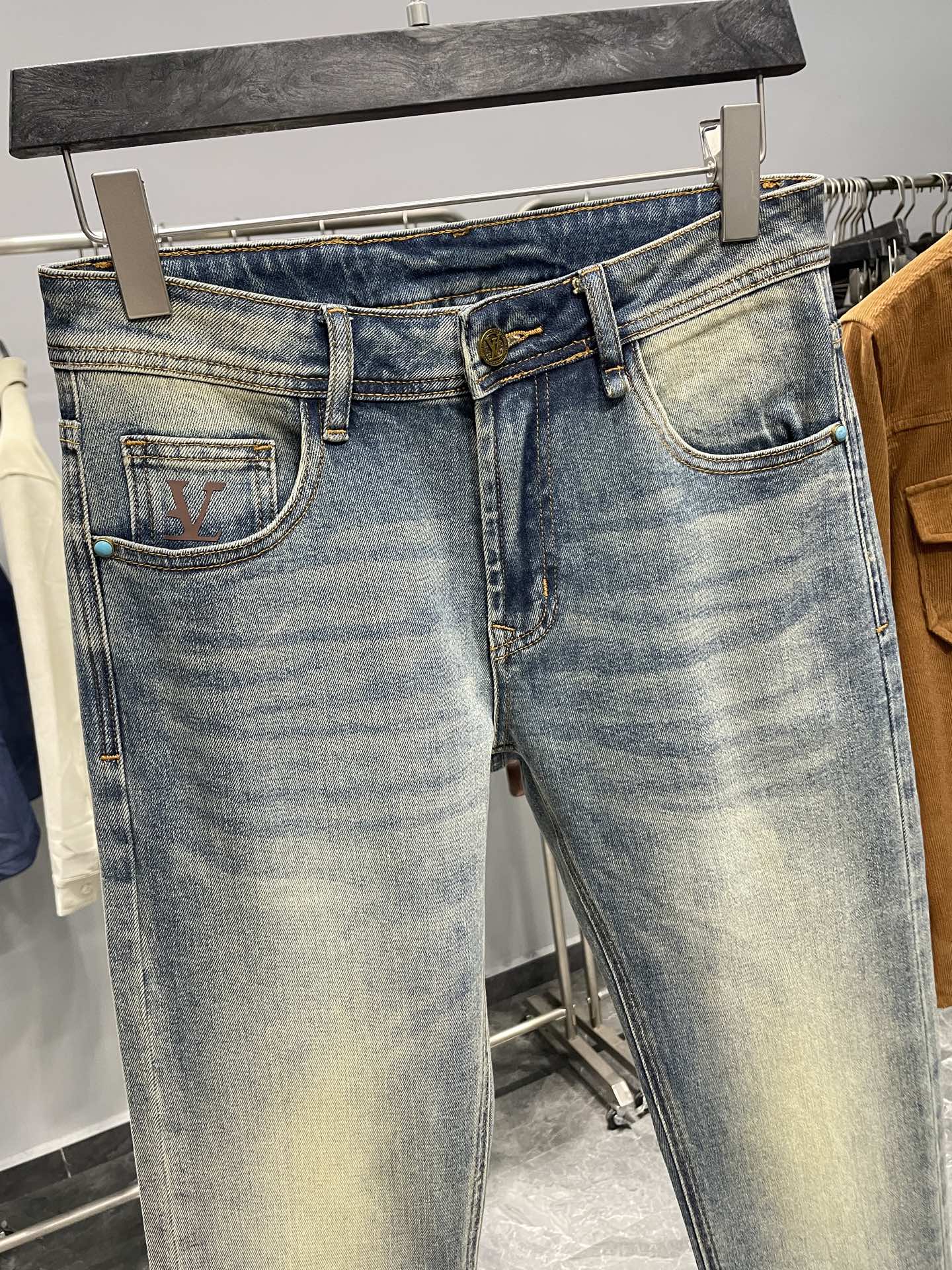 。 ～1V25FW秋冬新款蓝色水洗磨白棉质牛仔裤，男士宝石皮标铭牌时尚百搭修身牛仔长裤！贸易公司渠道稀出