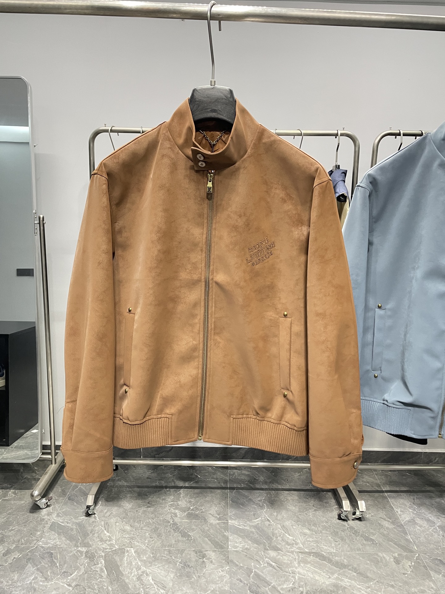 。黑色码数：S-XL 1V25FW秋冬新款环保麂皮绒小立领夹克，男士激光切割刺绣标识时尚拉链皮衣夹克外套