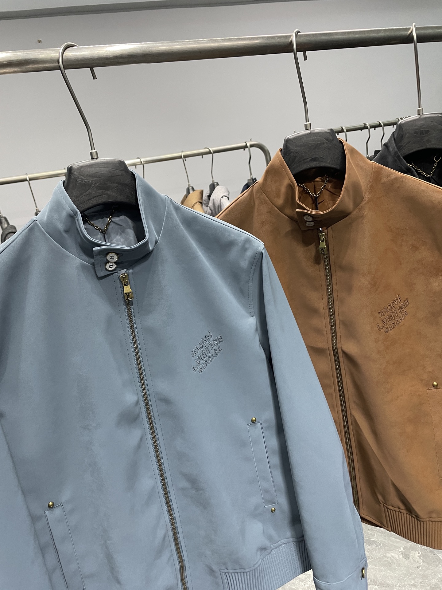 。黑色码数：S-XL 1V25FW秋冬新款环保麂皮绒小立领夹克，男士激光切割刺绣标识时尚拉链皮衣夹克外套